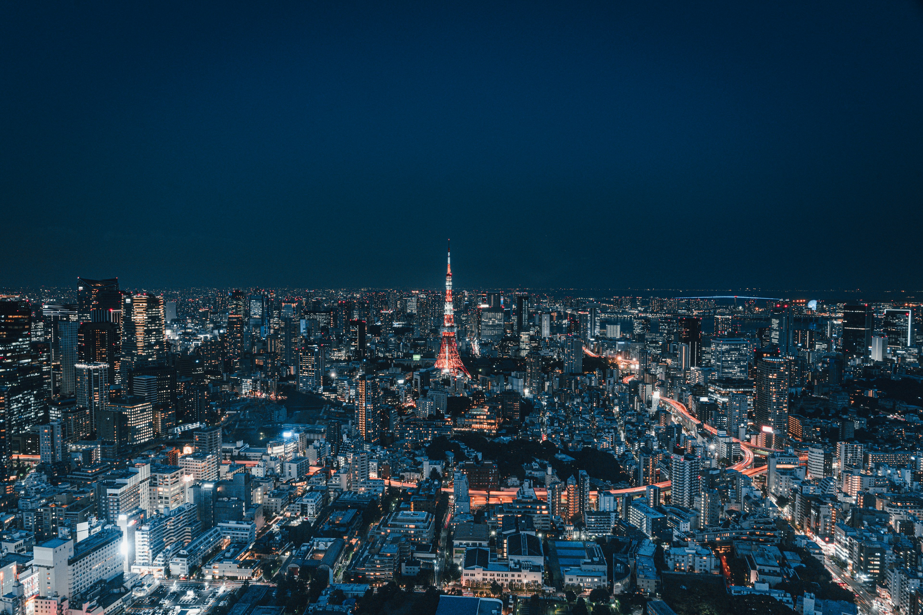 Panoramablick auf Tokio bei Nacht mit dem Tokyo Tower