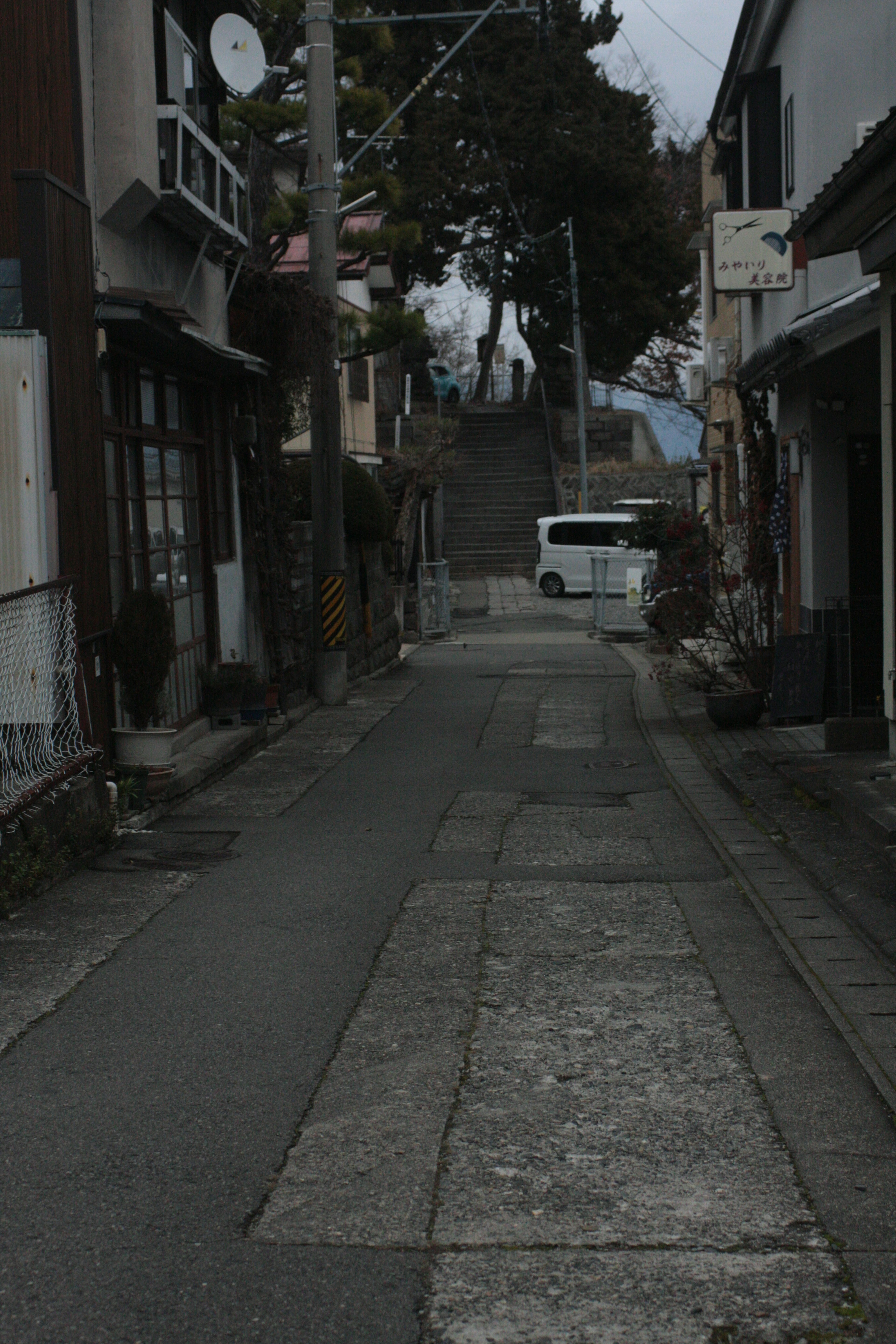 静かな裏路地にある空の通りと古い建物