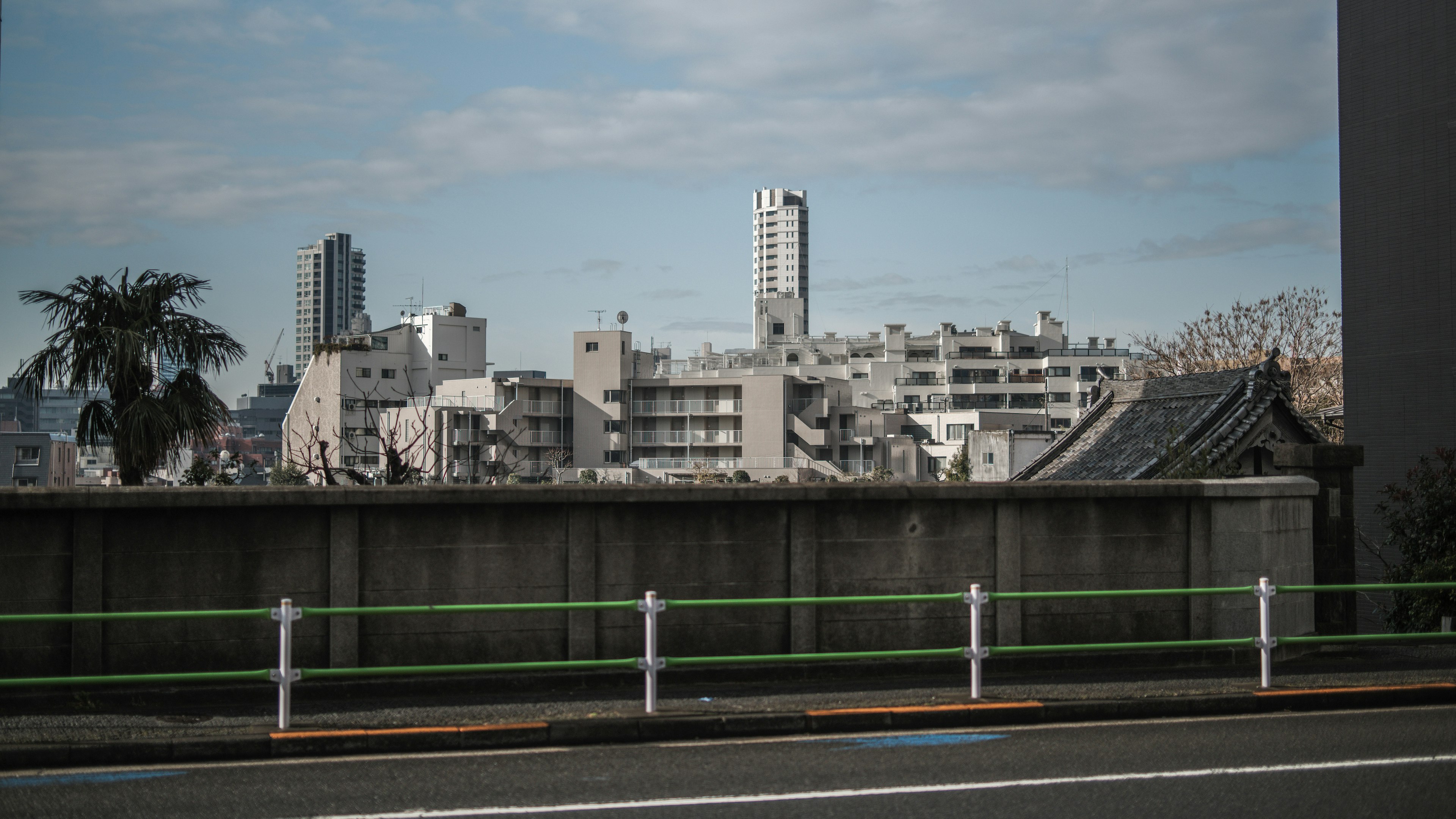 Städtische Landschaft von Tokio mit Gebäuden und klarem Himmel