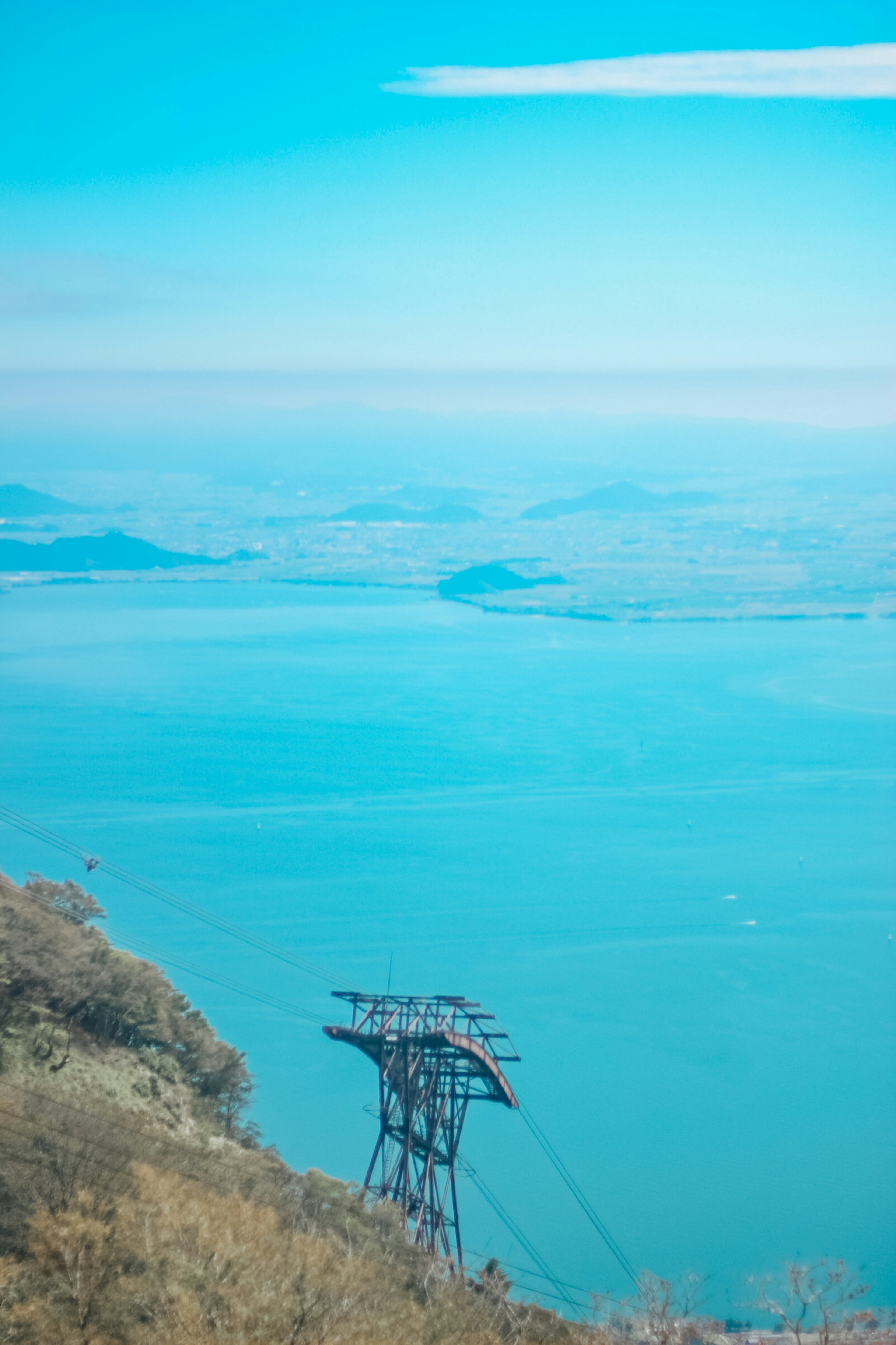 Une vue panoramique de la mer et du ciel bleus avec un pylône électrique