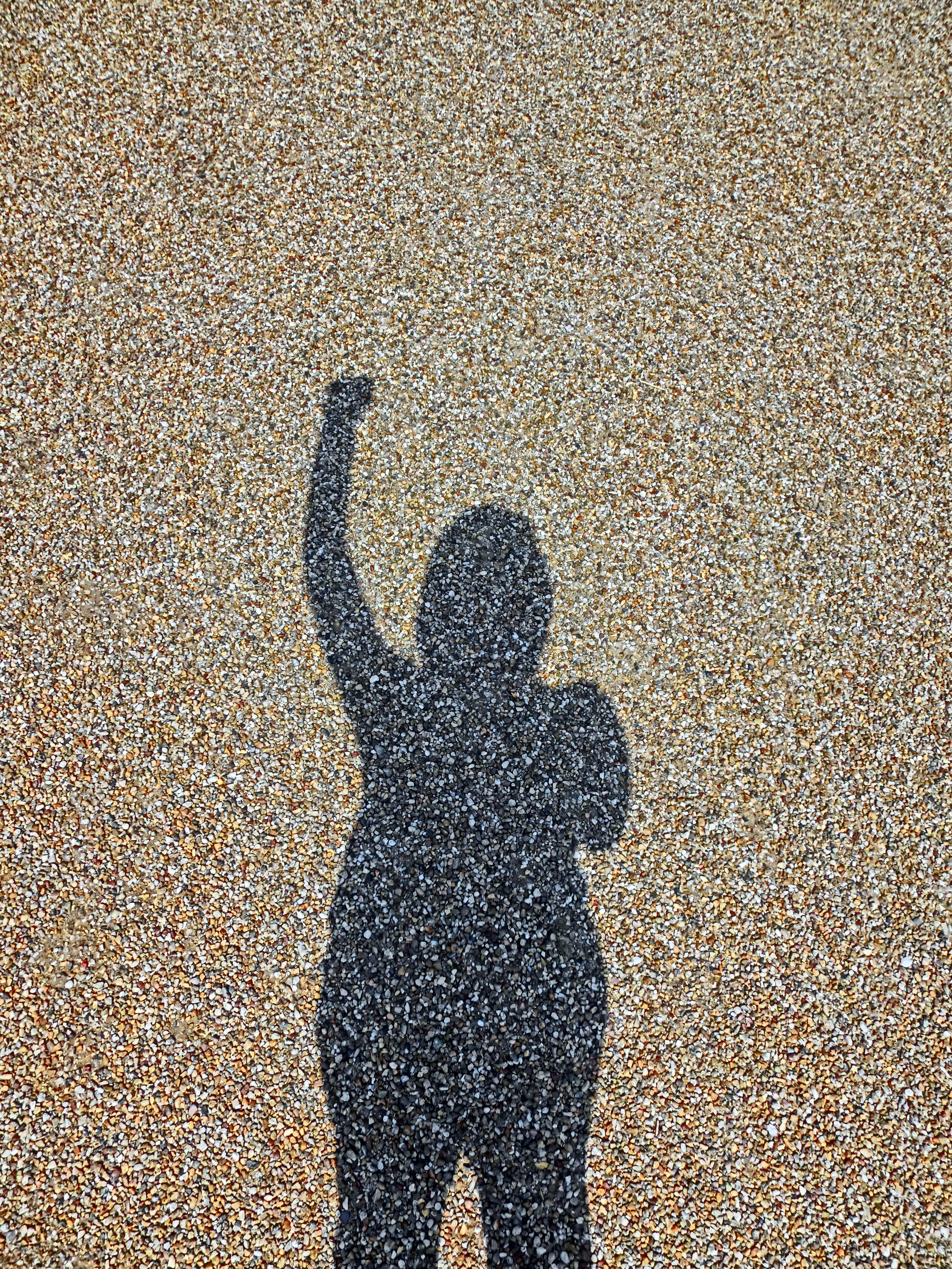 Schatten auf dem Boden mit einem erhobenen Arm