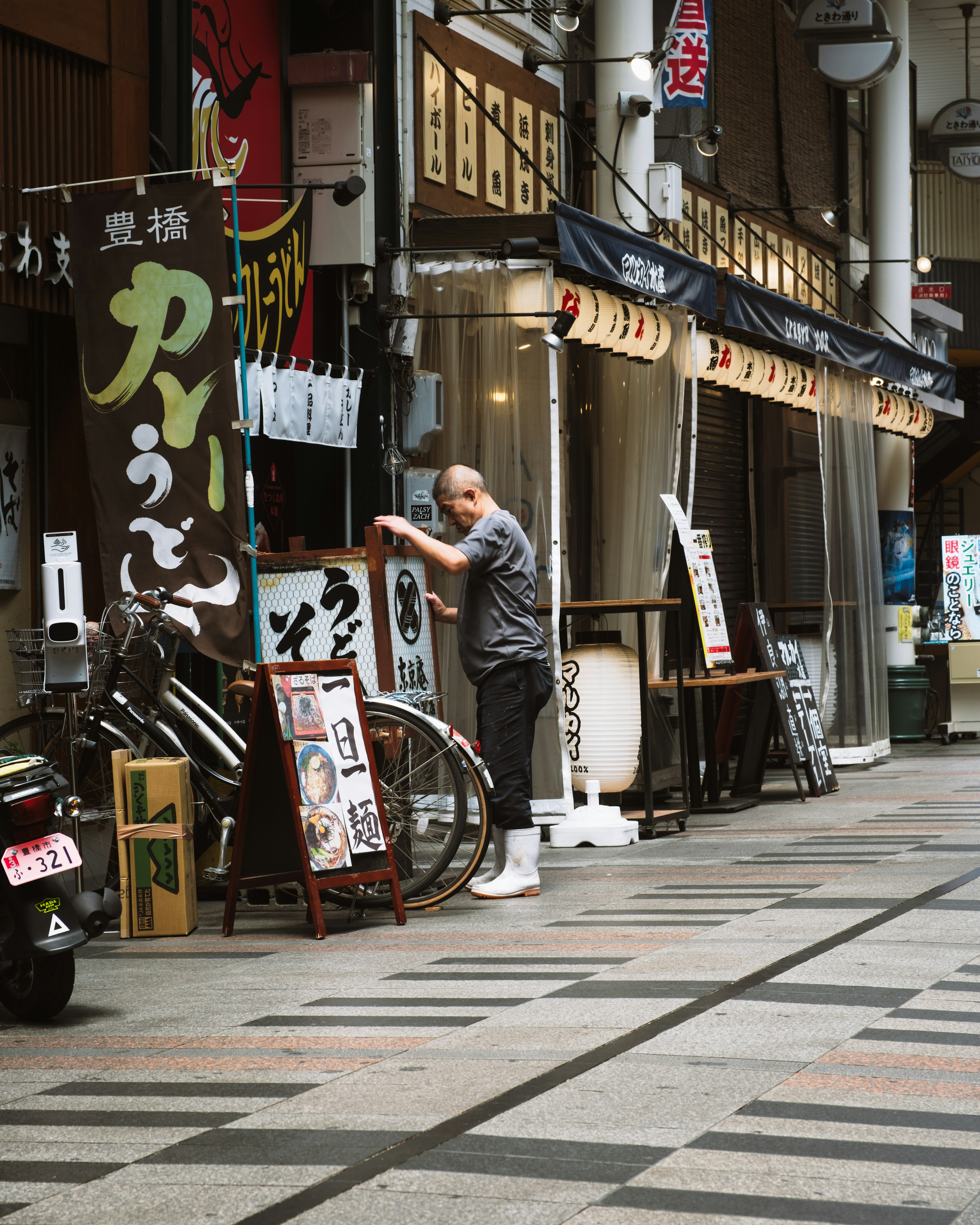 安靜街道上站著的男人和餐廳招牌