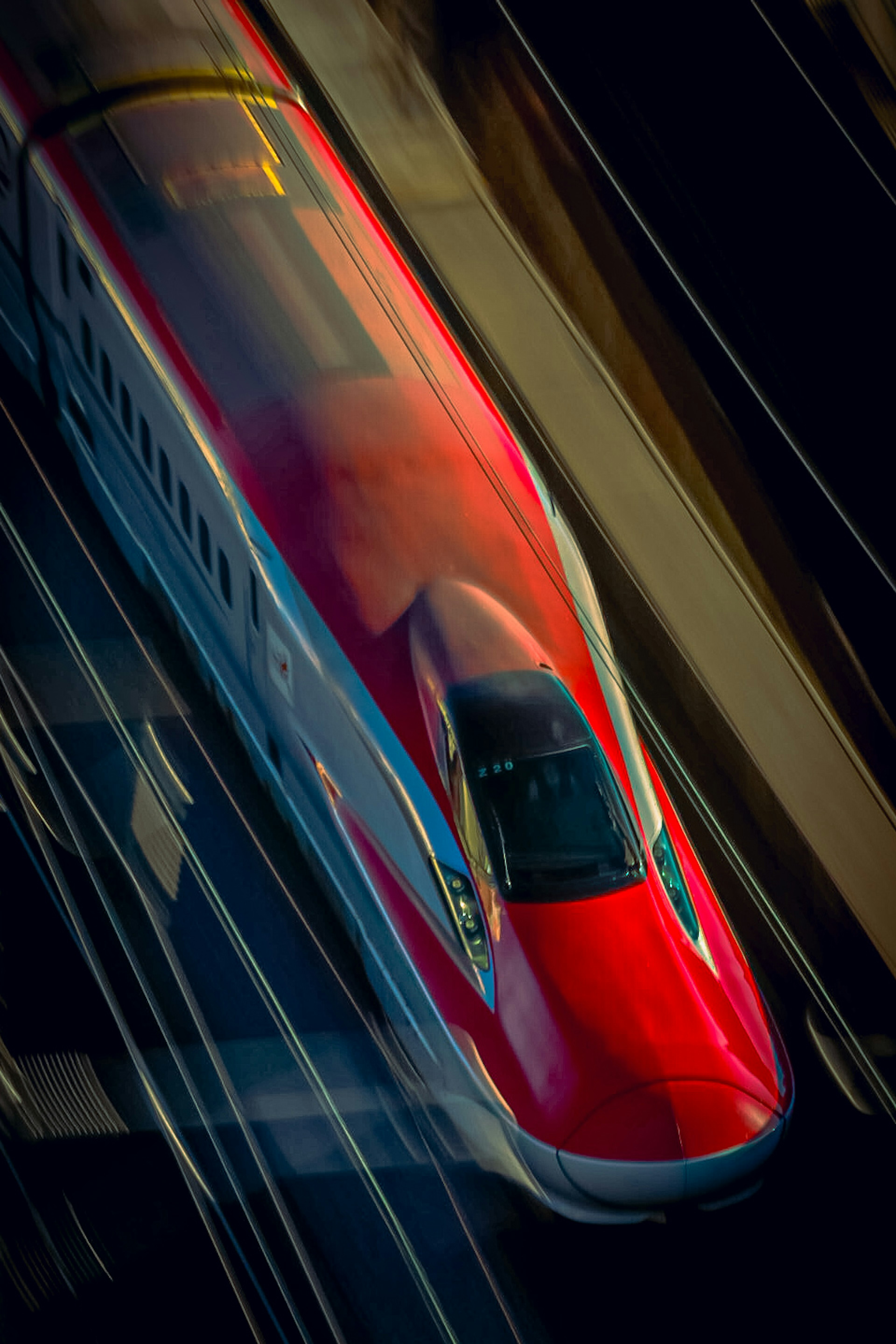 Kereta Shinkansen merah melaju di rel