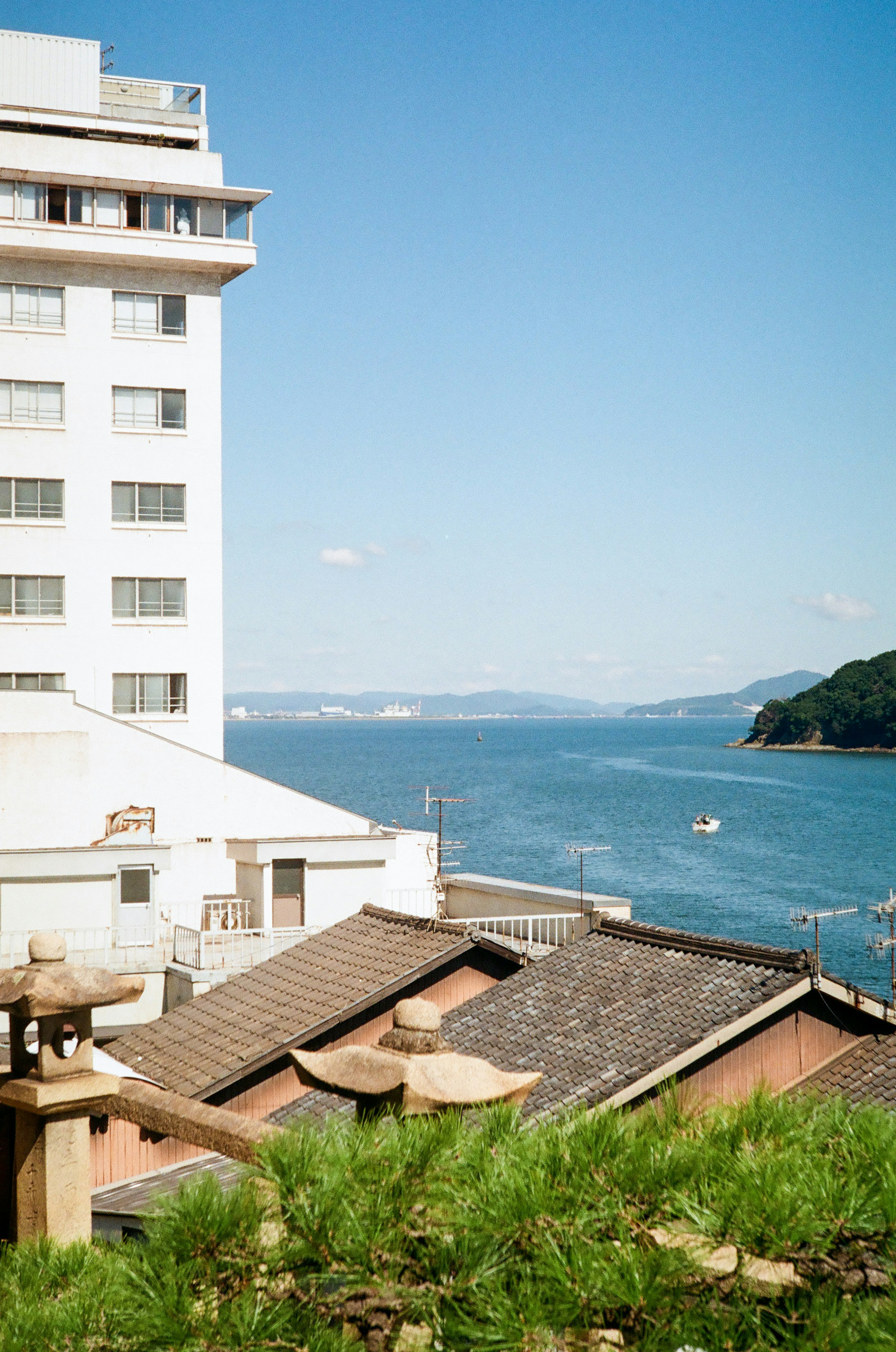 海と建物が見える風景の画像