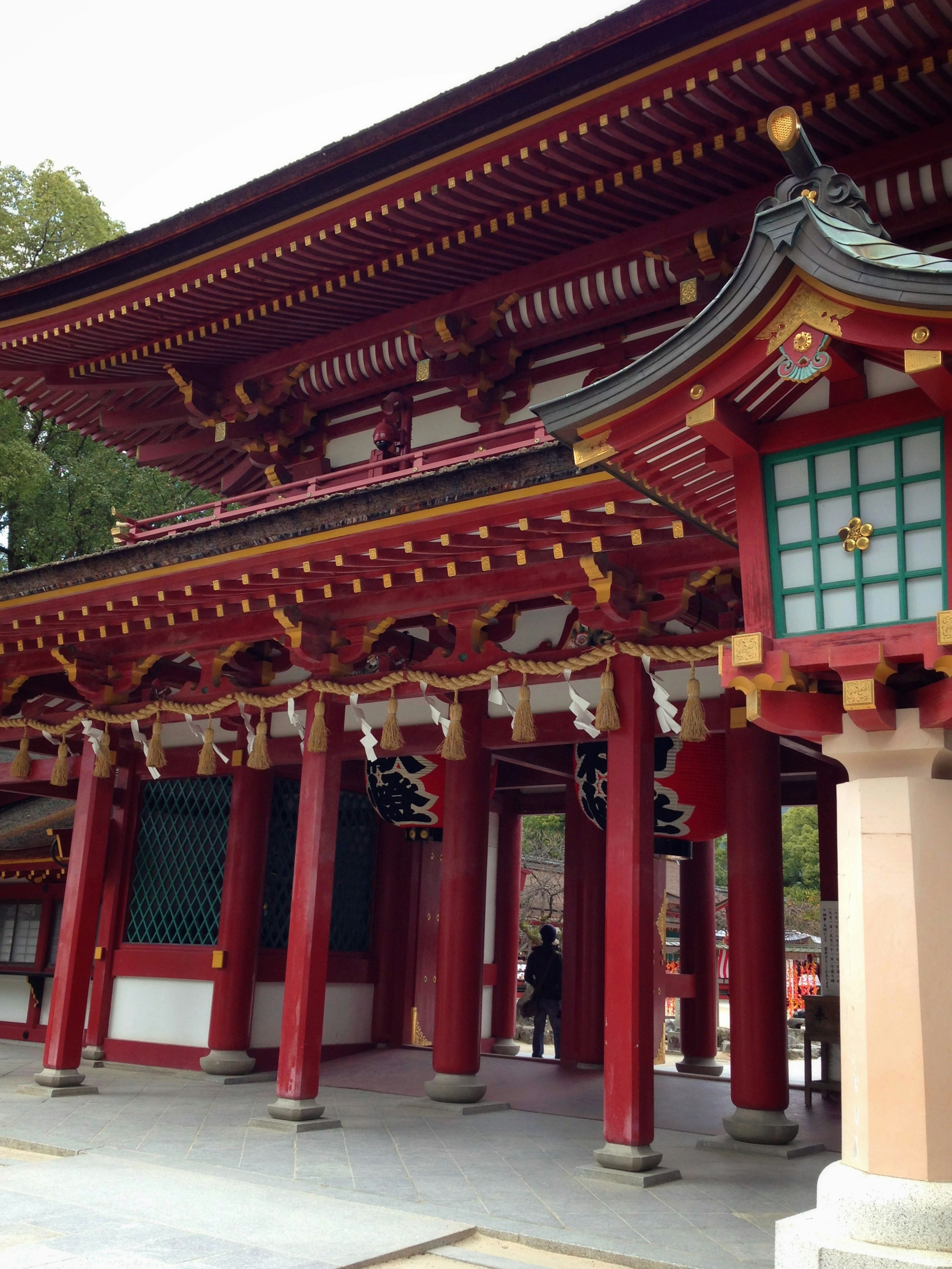 Bâtiment traditionnel japonais avec des piliers rouges et un toit décoratif