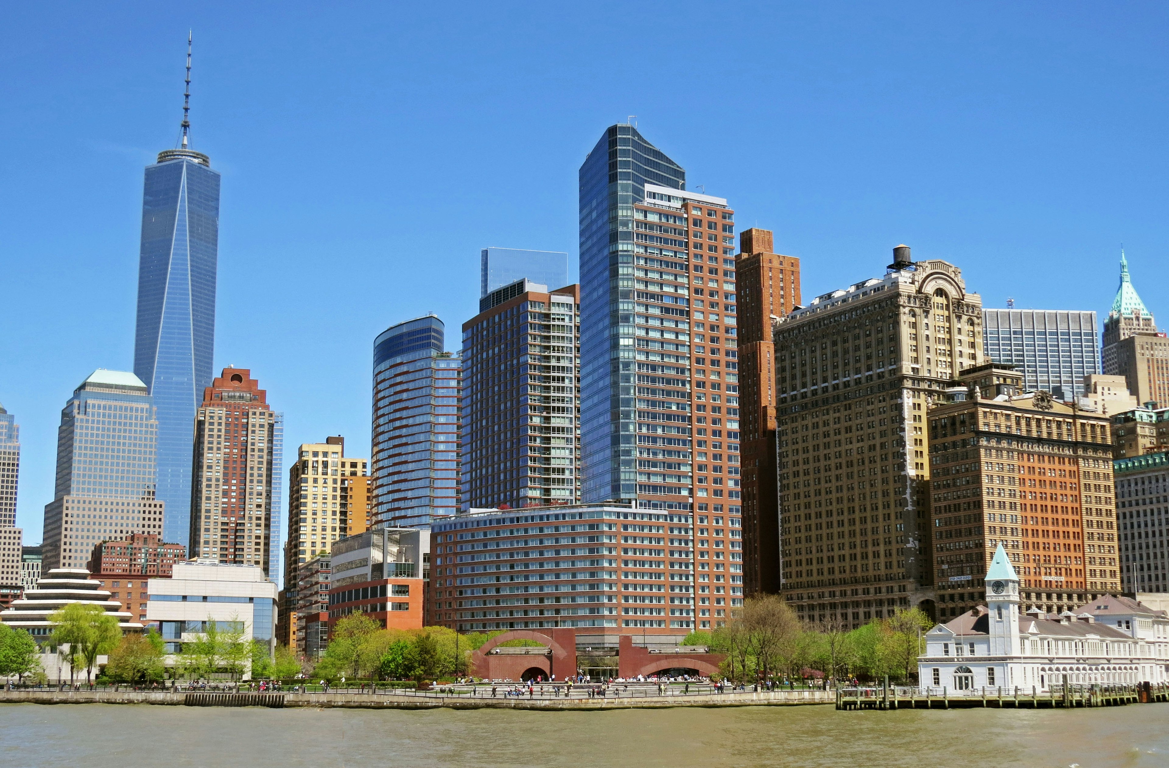 Pemandangan panorama garis langit New York dengan One World Trade Center dan gedung pencakar langit modern