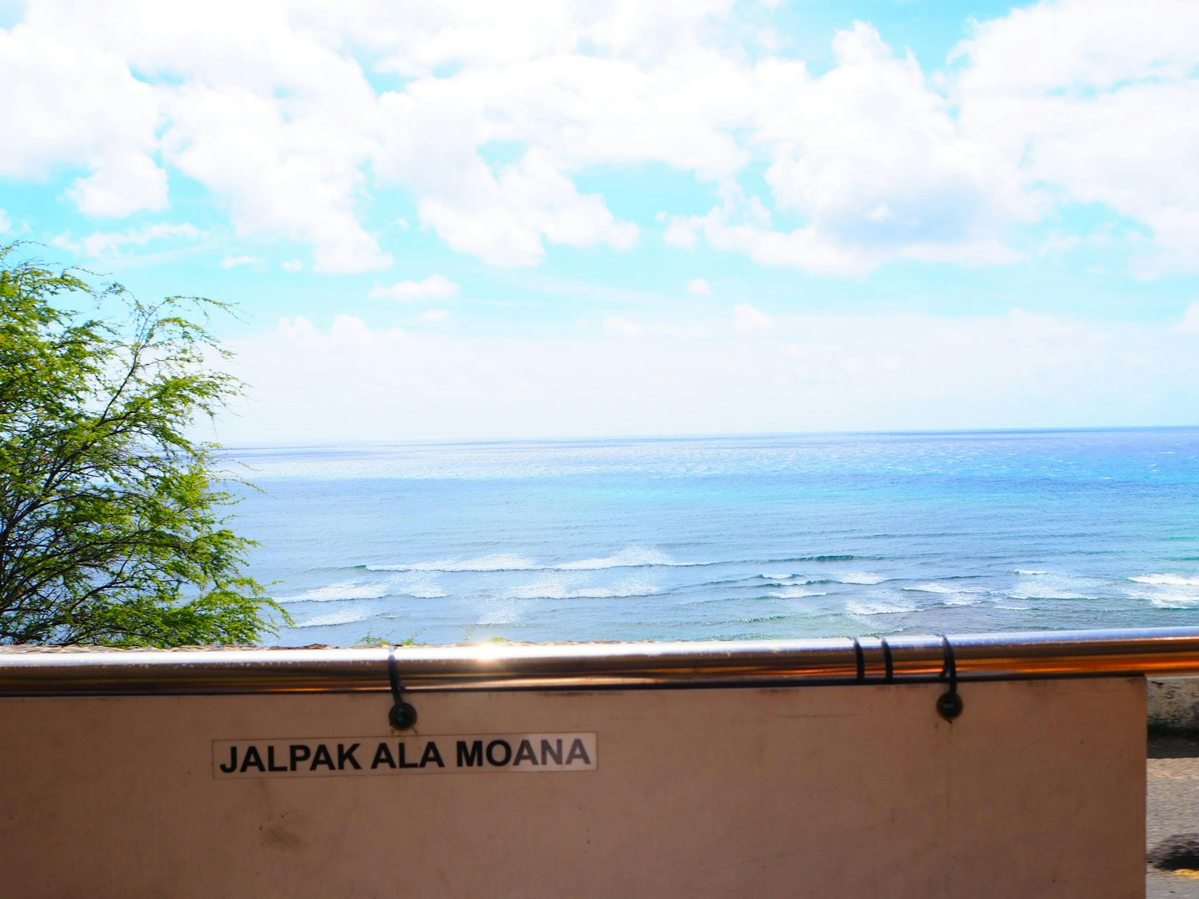 Hermosa vista del océano y el cielo con el letrero JALPAK ALA MOANA visible