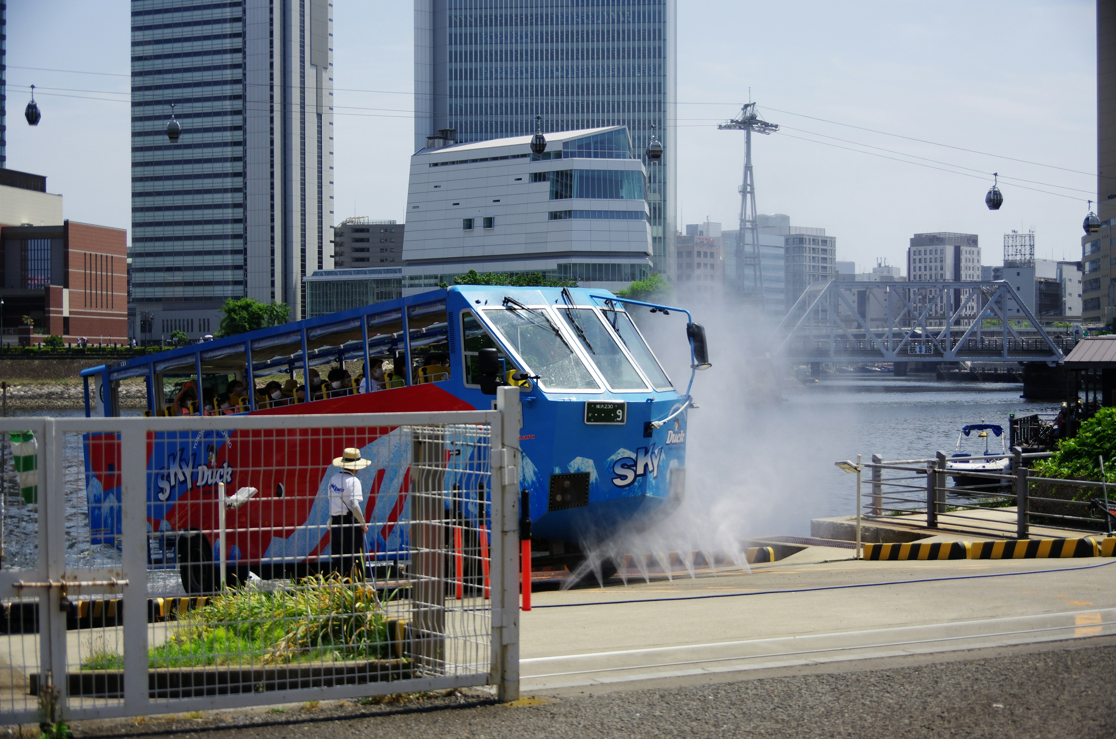 Bateau-bus bleu partant dans un cadre urbain