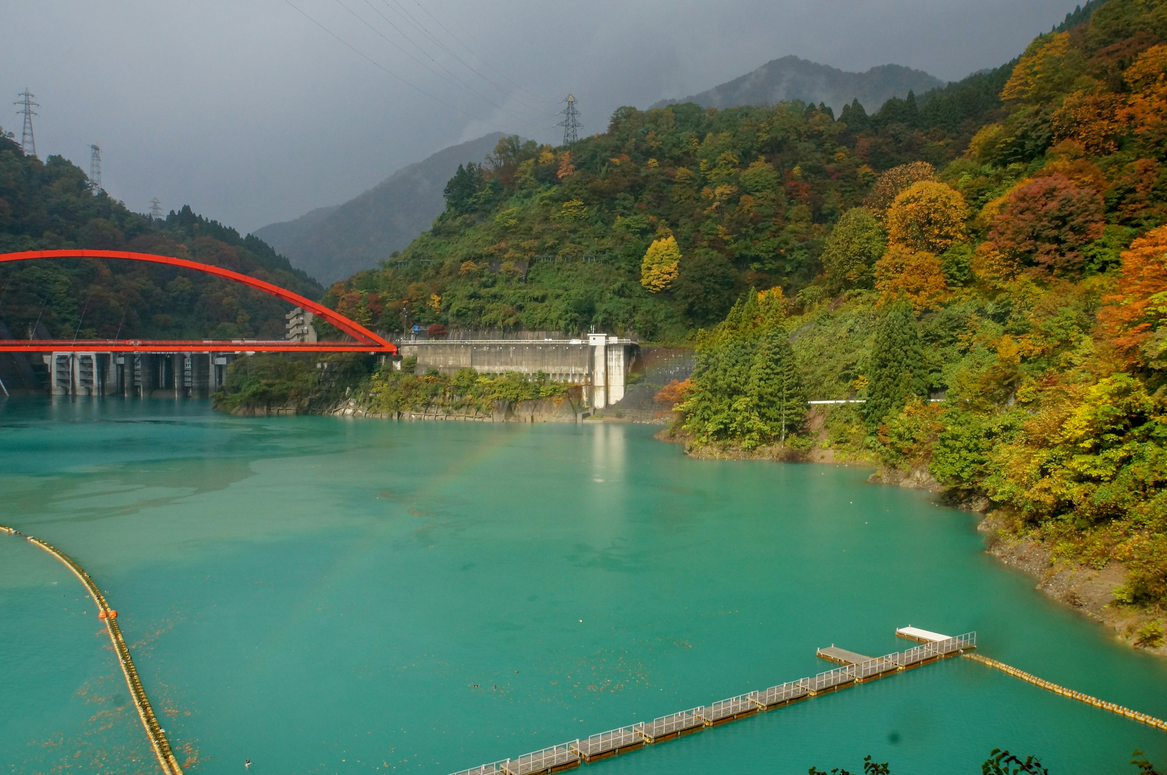 美しい青い水と赤い橋がある自然の風景