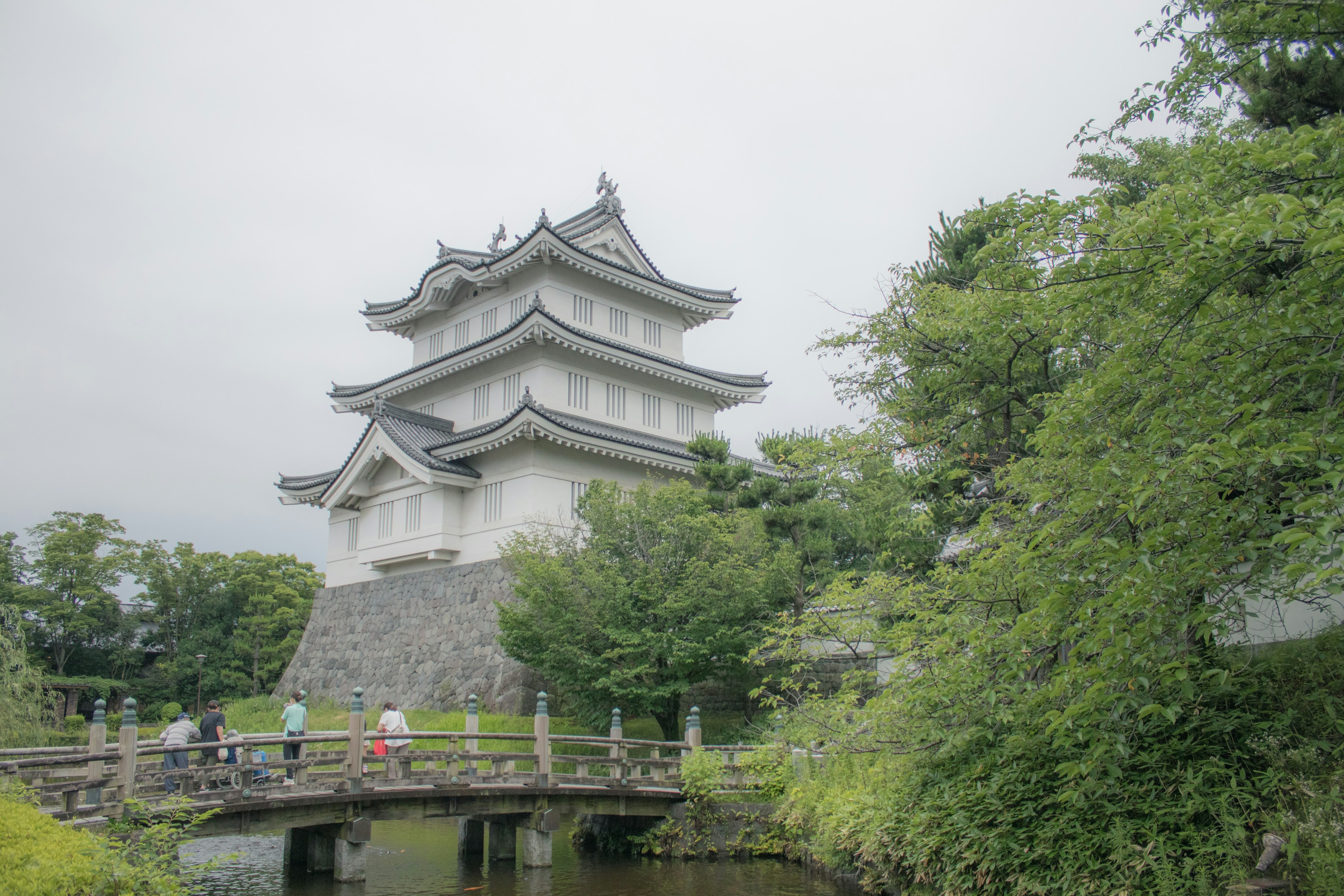 白い城と緑の木々が調和した風景