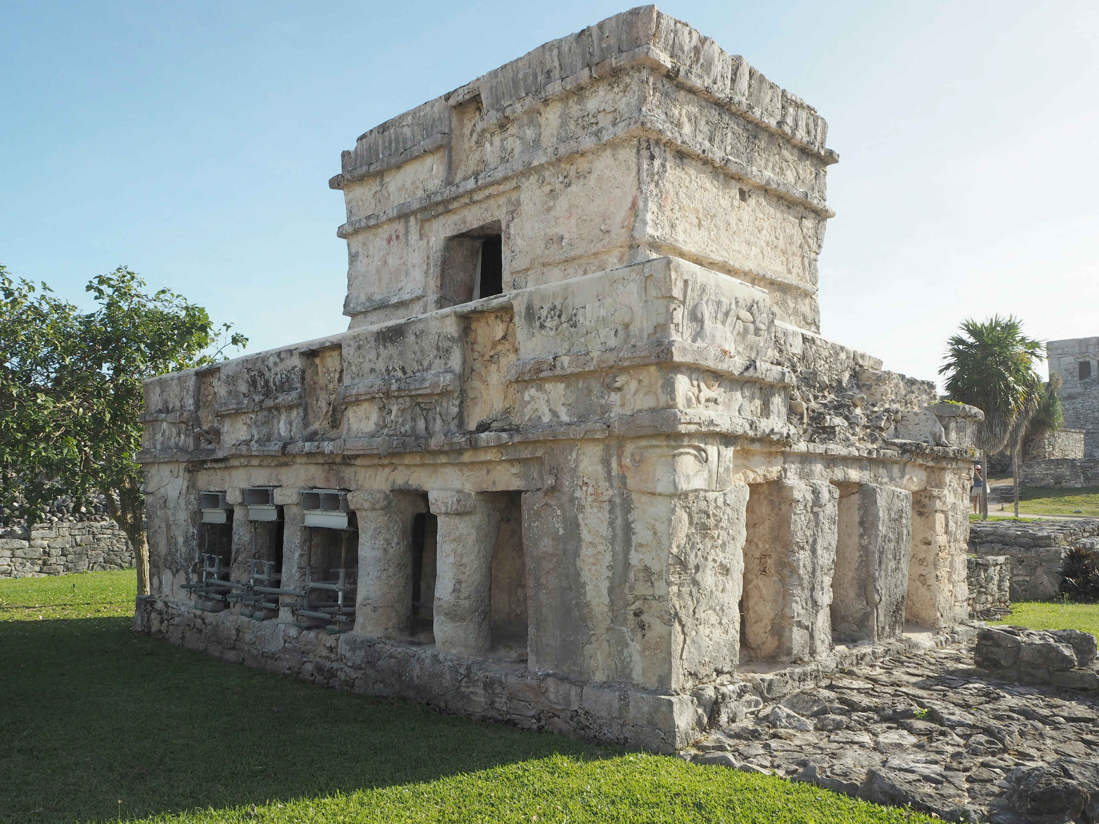 Edificio antiguo de Tulum bajo un cielo azul