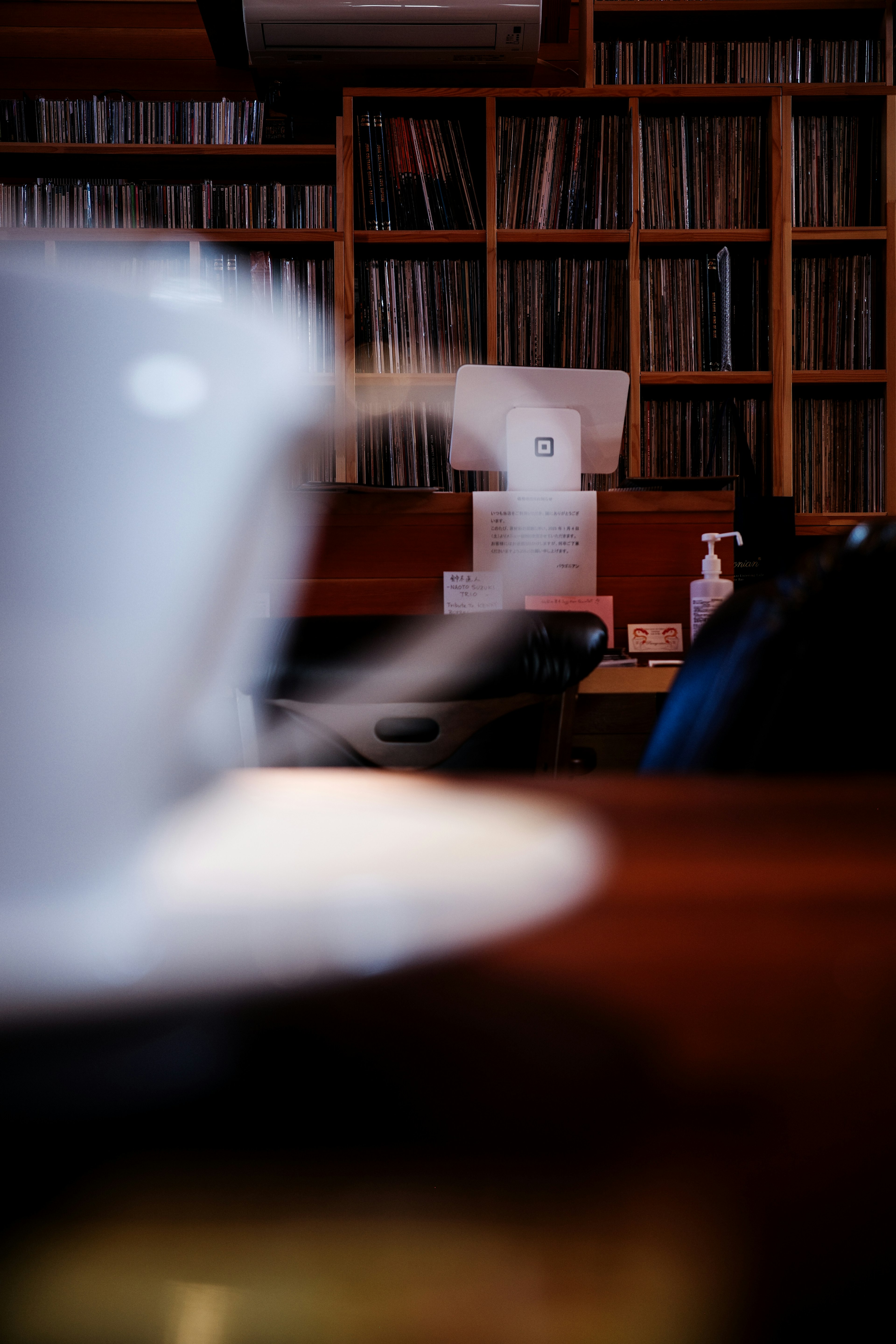 Intérieur d'un café avec une tasse blanche et une étagère de disques