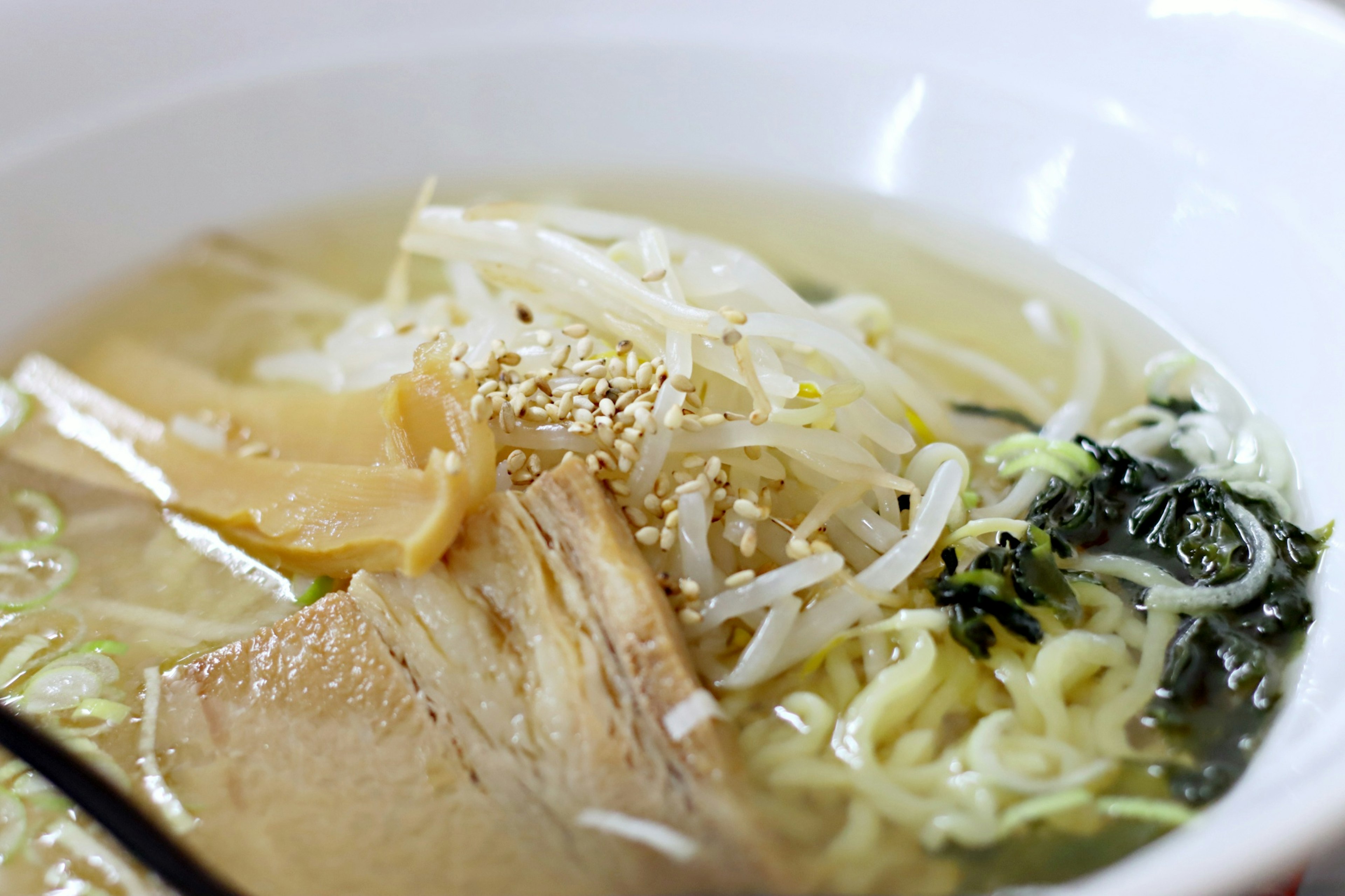 Un bol de ramen avec bouillon, nouilles et garnitures