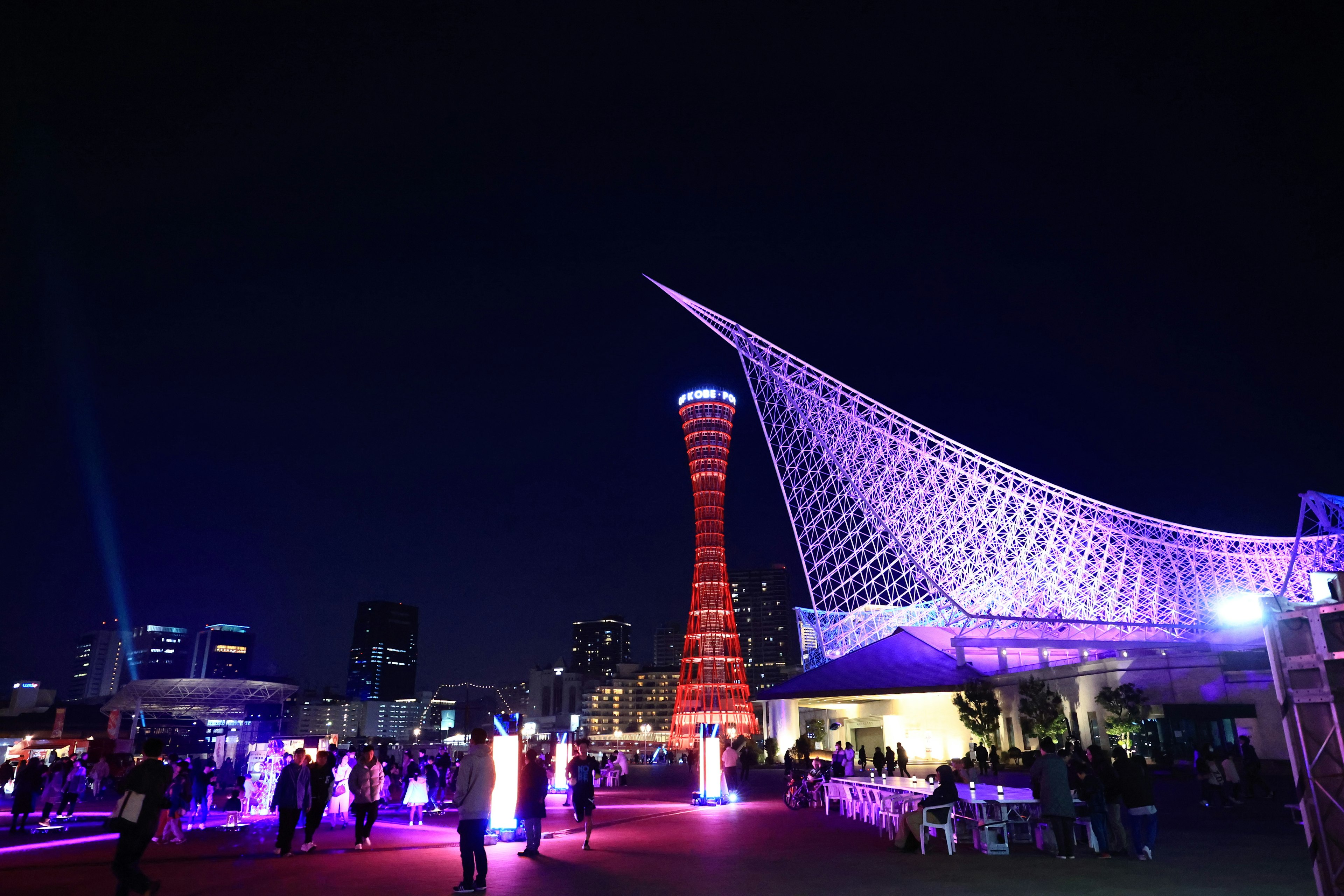 Vue nocturne de Kobe avec une architecture moderne et des lumières vives