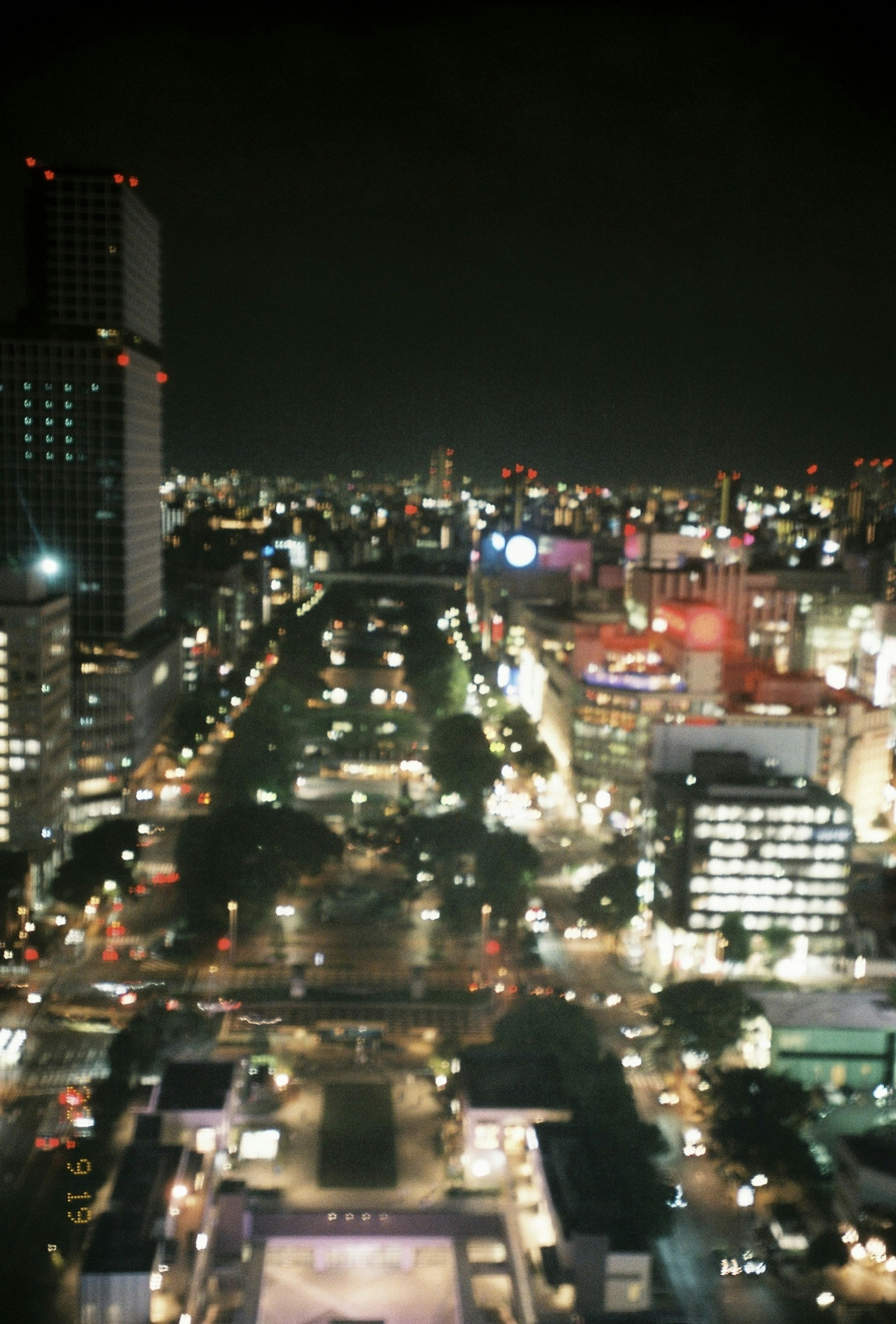 Paisaje urbano nocturno con rascacielos y luces de la calle