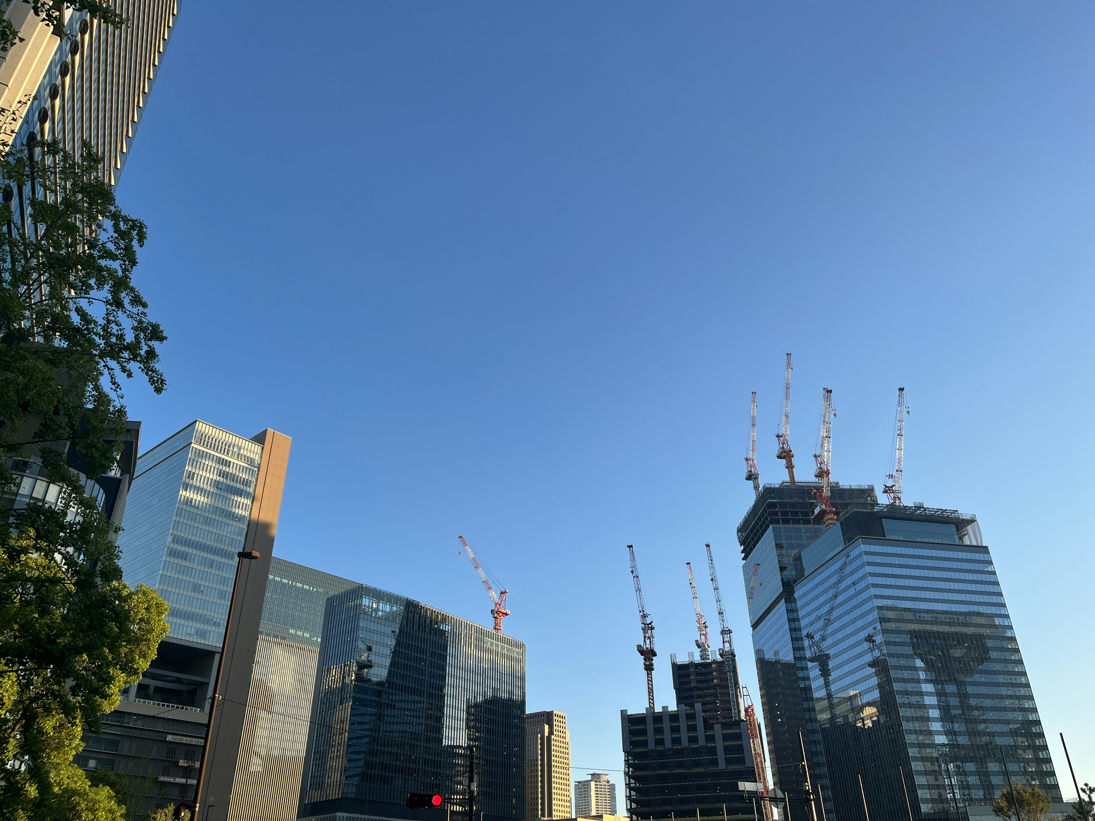 高層ビルと建設中のビルが並ぶ都市の風景