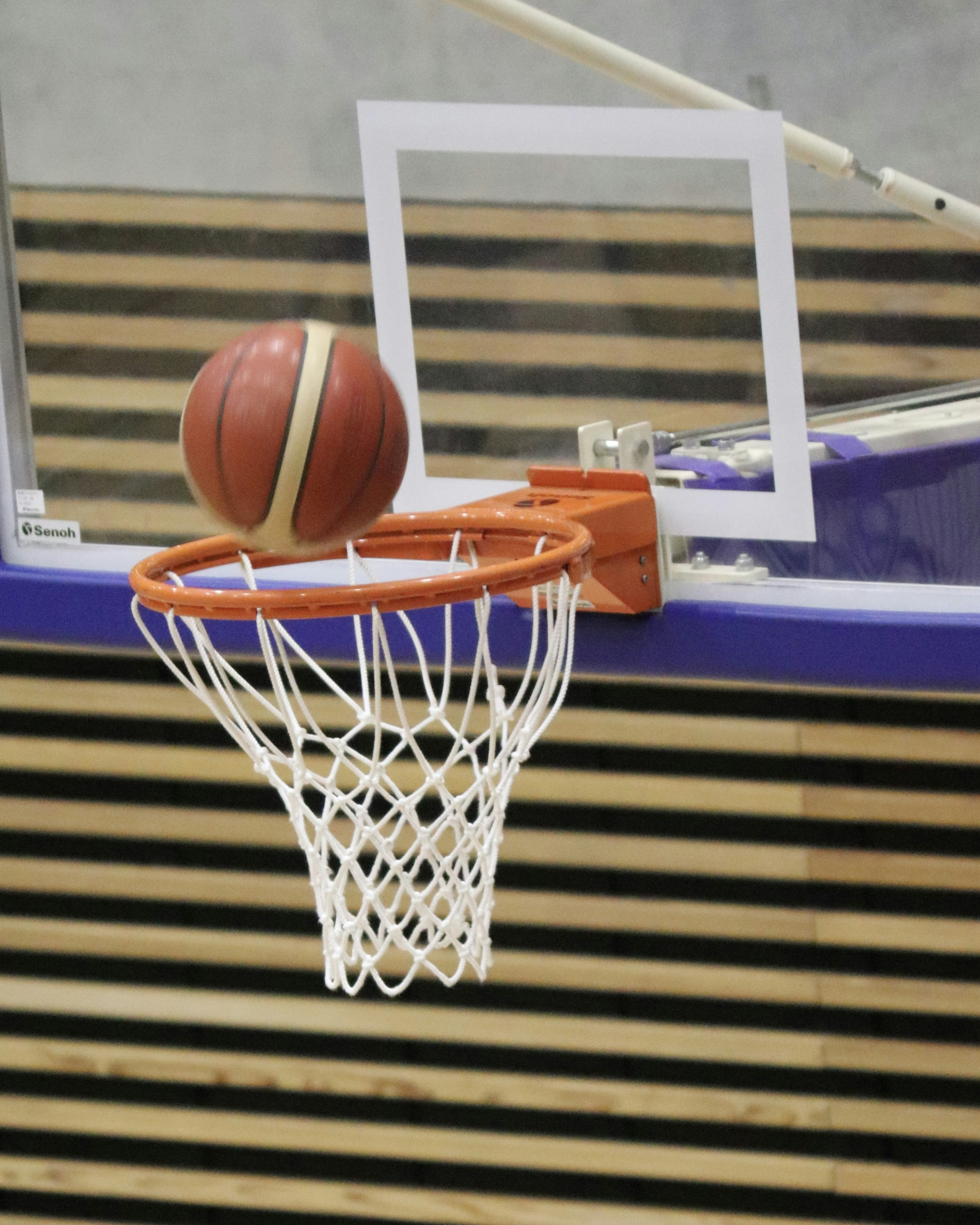 Moment où le basket entre dans le panier