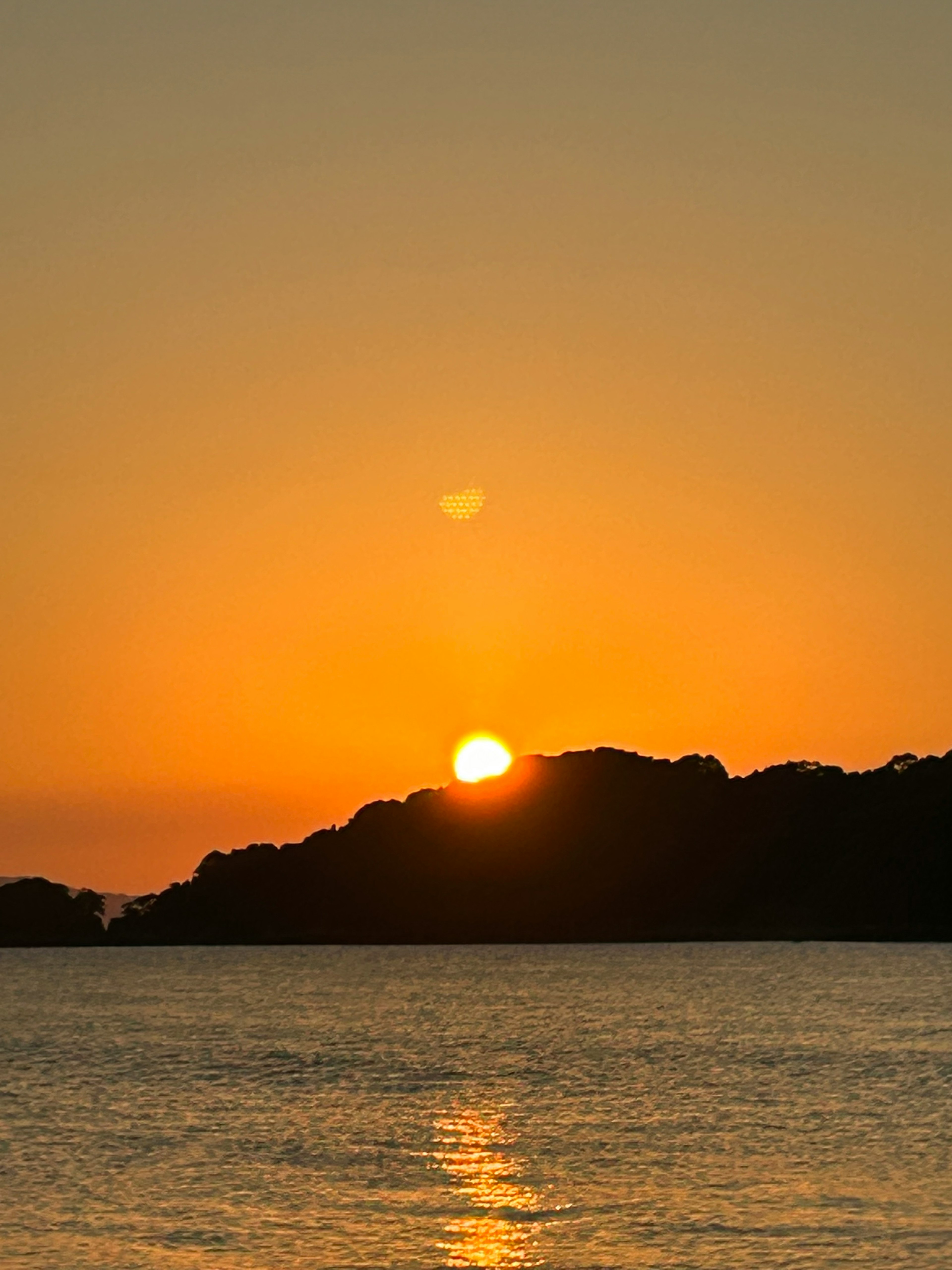 夕日が山の間から昇る美しい風景