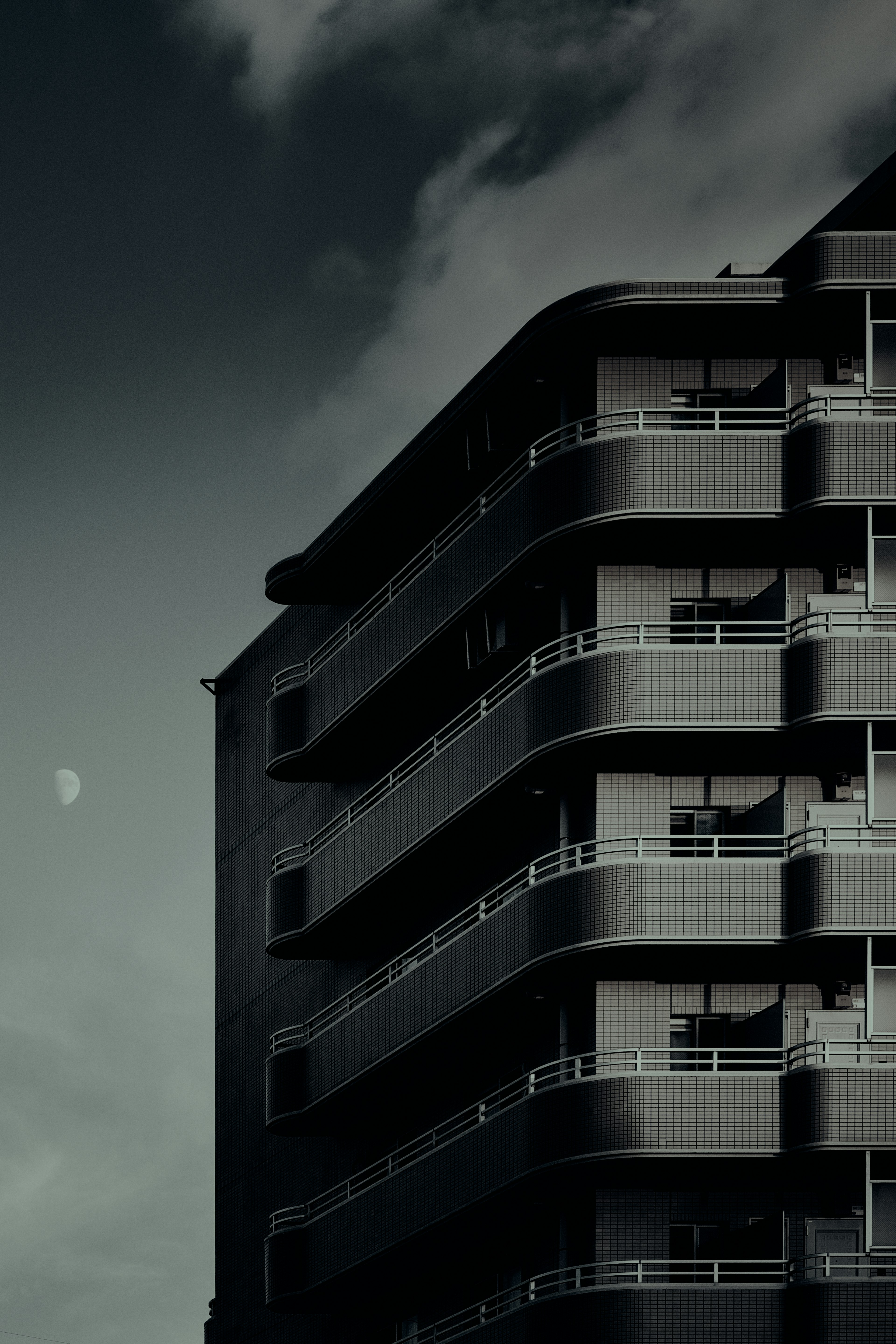 Angolo di un edificio moderno sotto un cielo scuro