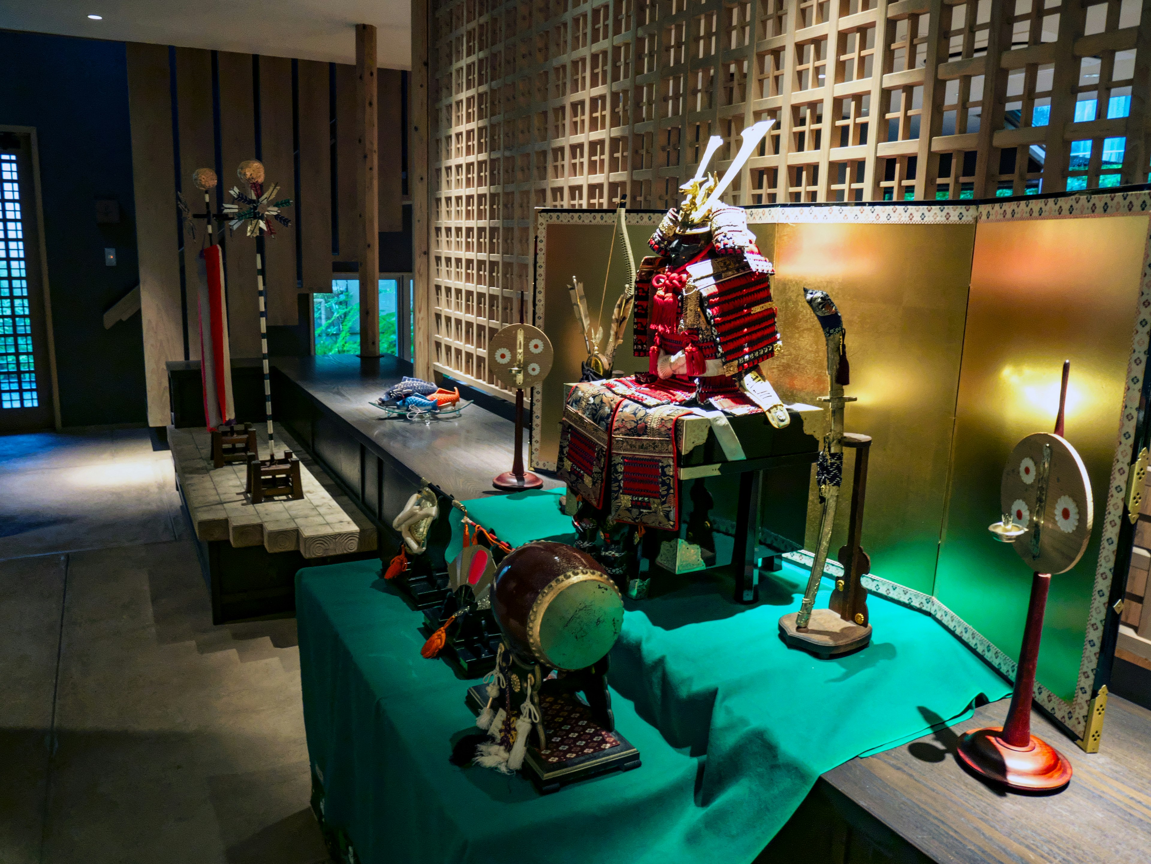 Interior de una habitación que muestra instrumentos y objetos decorativos japoneses tradicionales