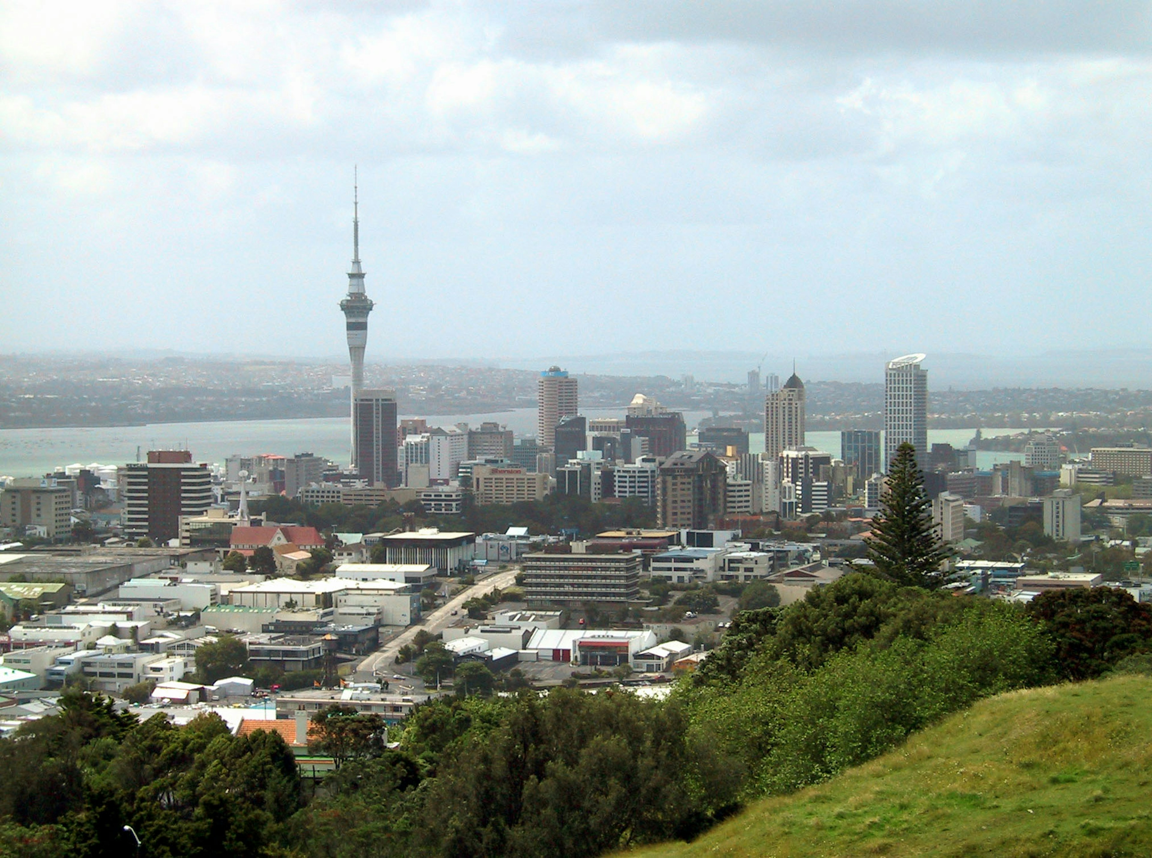 Pemandangan panorama garis langit Auckland dengan Sky Tower