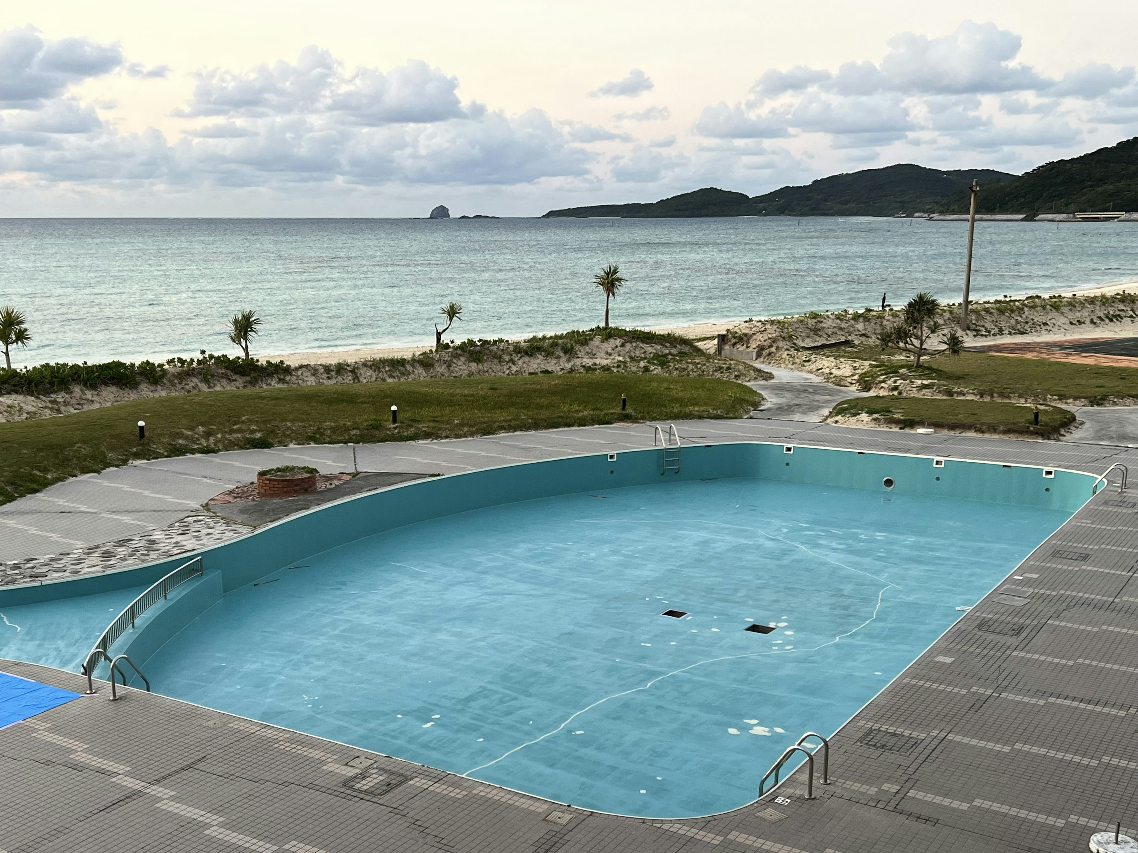 Vista di un resort con piscina e oceano