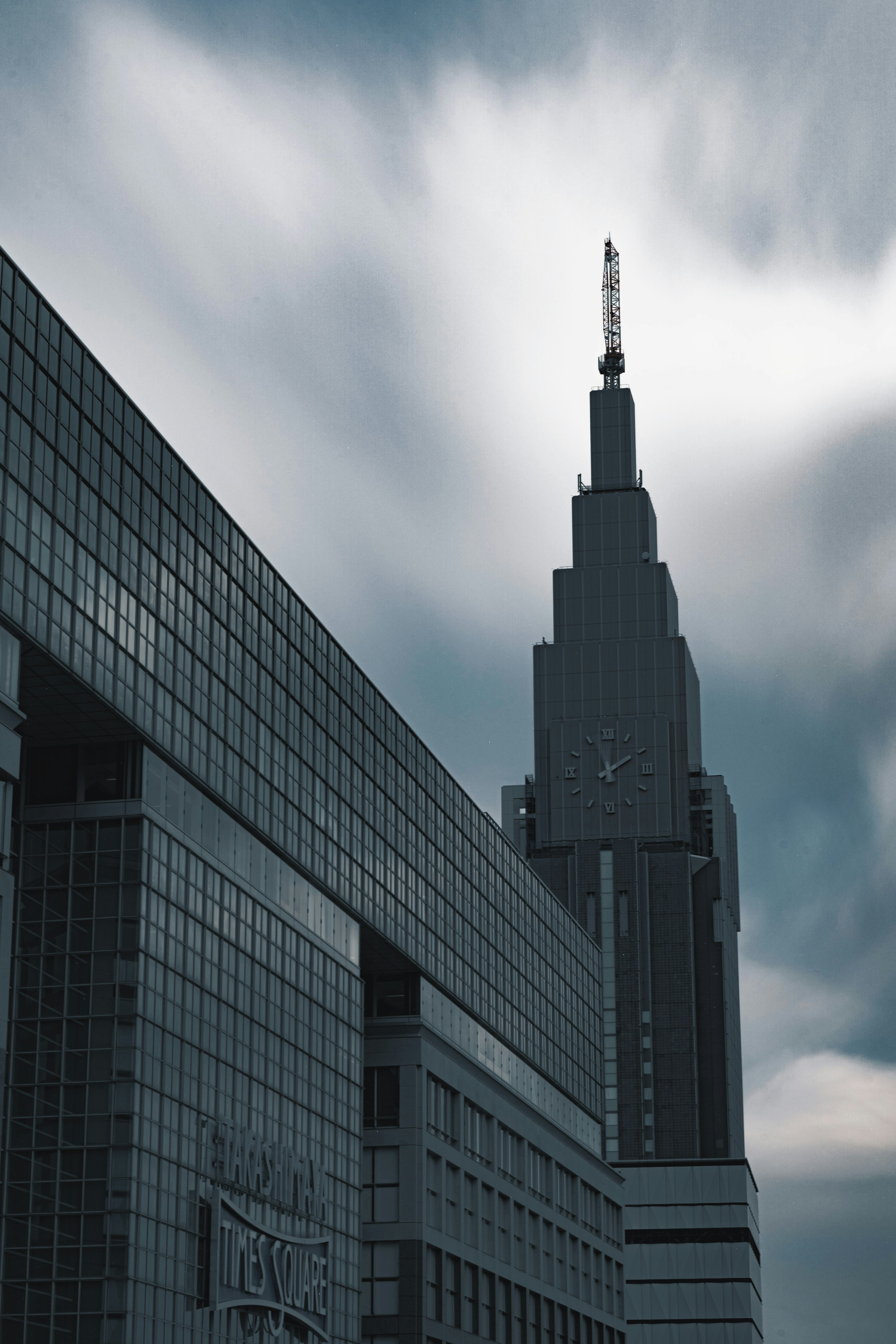 Línea de horizonte con un edificio alto bajo un cielo nublado