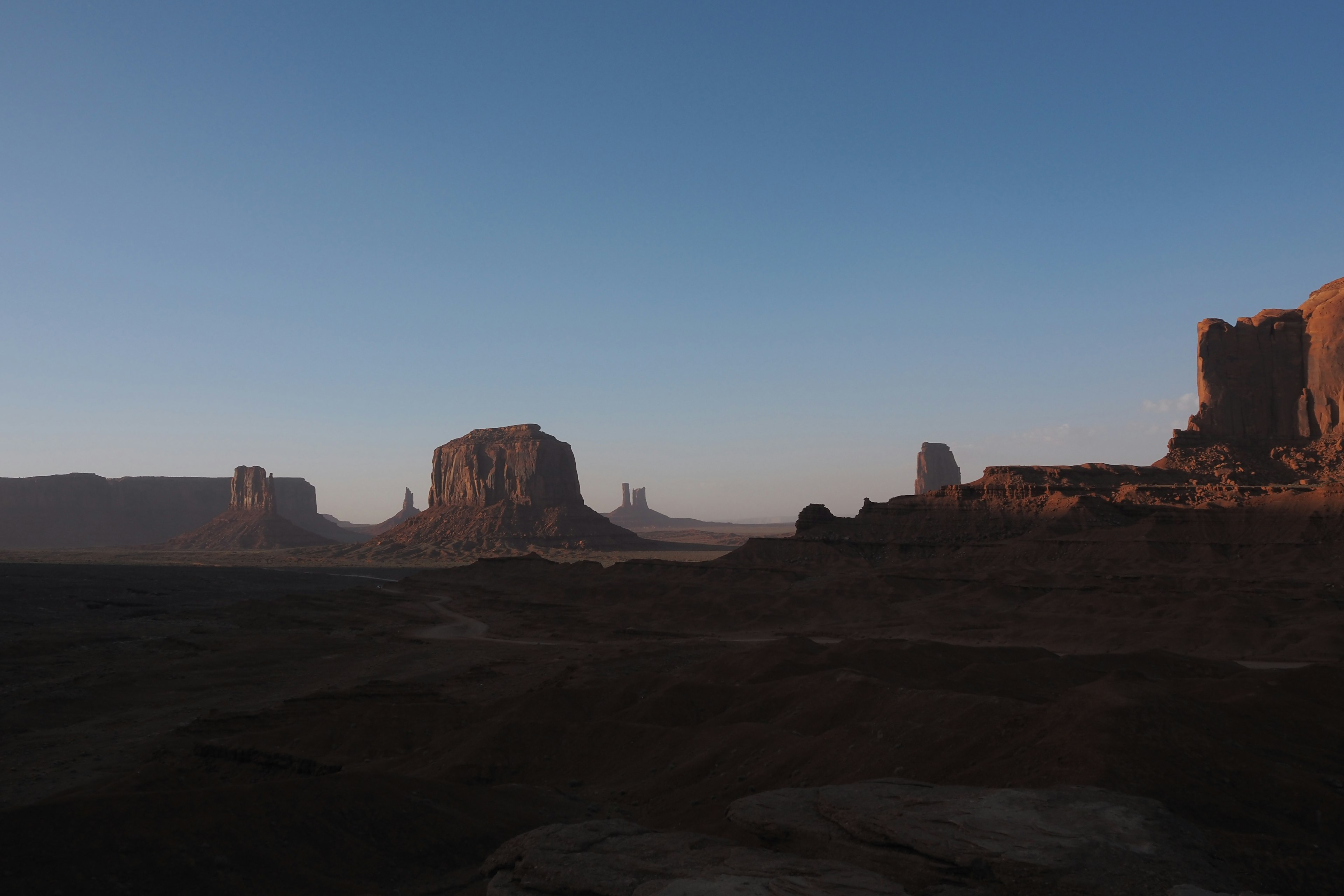 Cảnh quan rộng lớn của Monument Valley với các khối đá ấn tượng