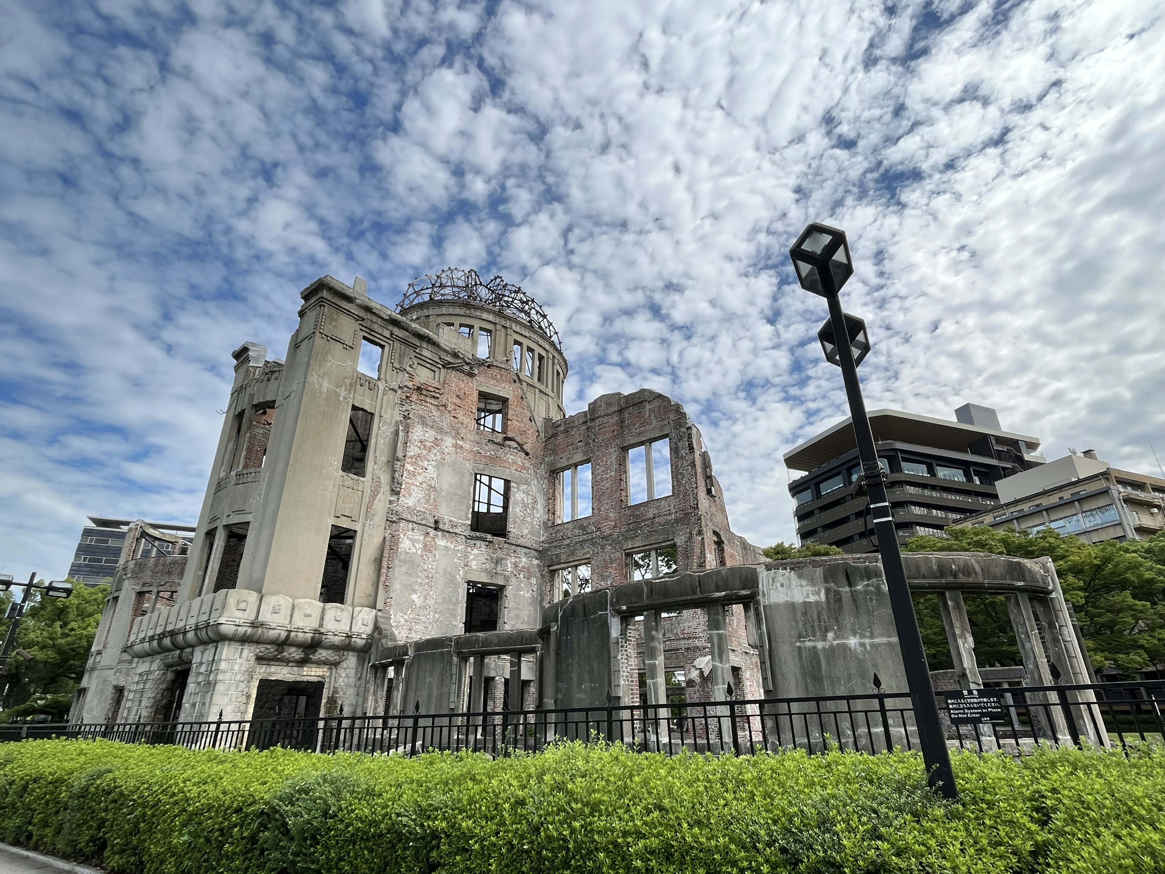 Memoriale della pace di Hiroshima con rovine storiche e cielo blu