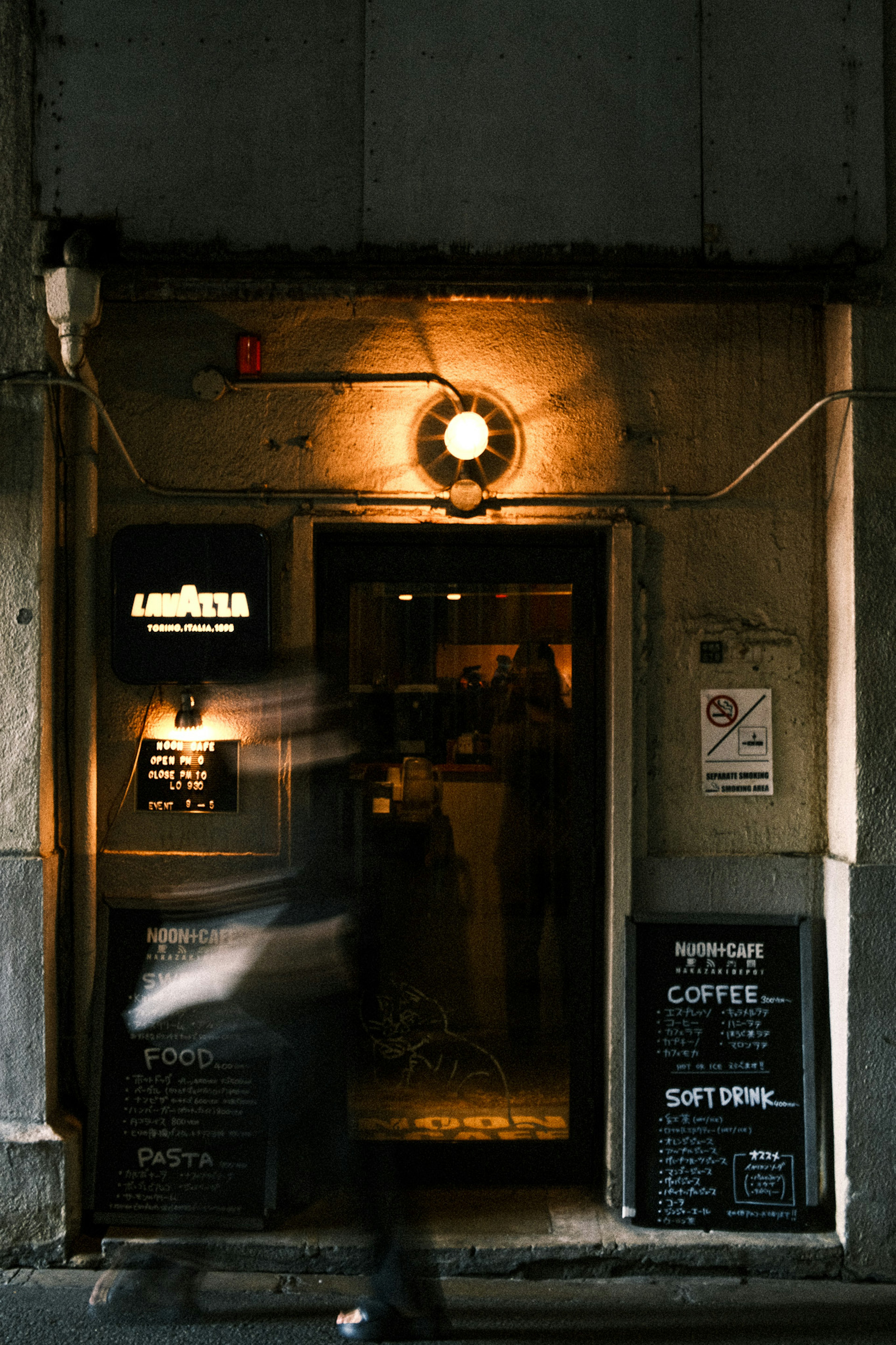 Entrata di un caffè con illuminazione calda e atmosfera accogliente