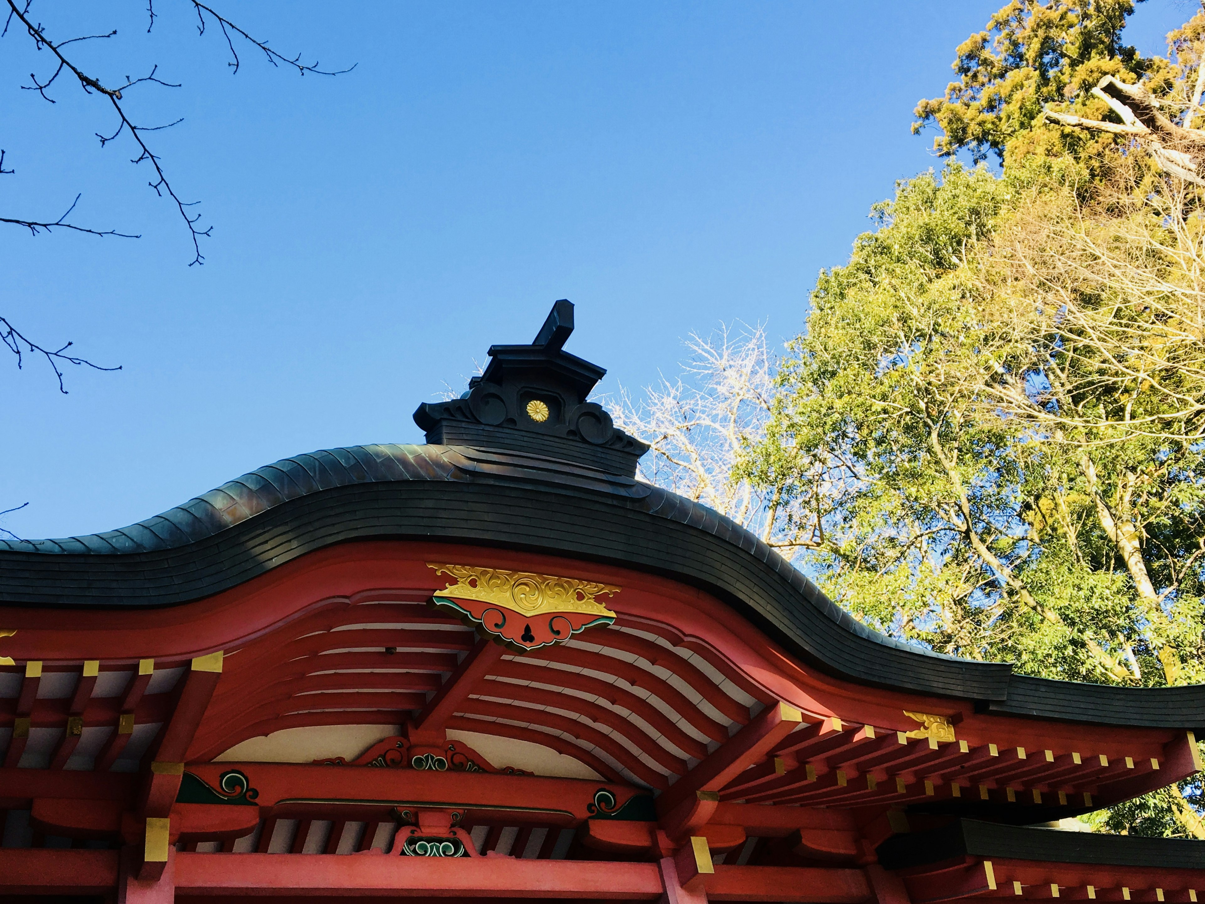 紅色屋頂神社的一部分與藍色天空背景