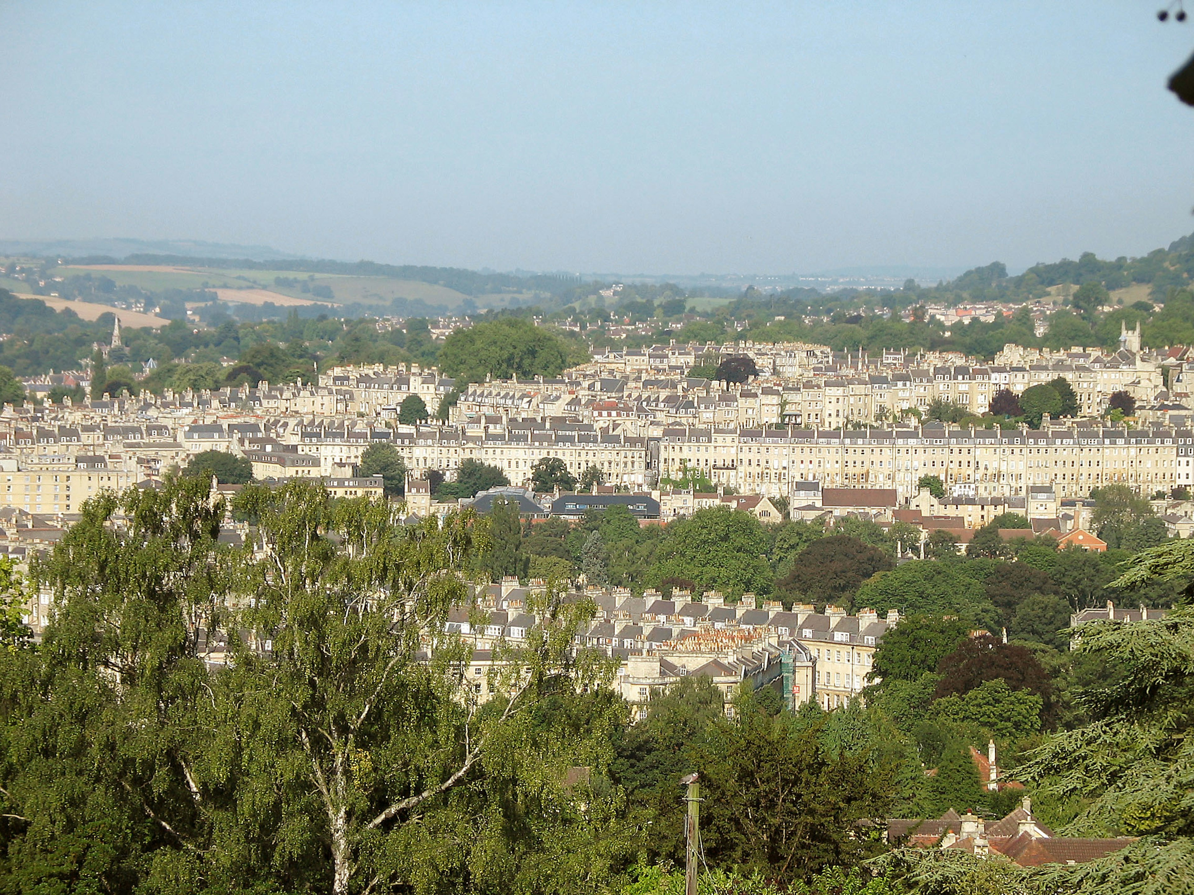 Una vista panoramica di Bath che mostra edifici storici e vegetazione lussureggiante