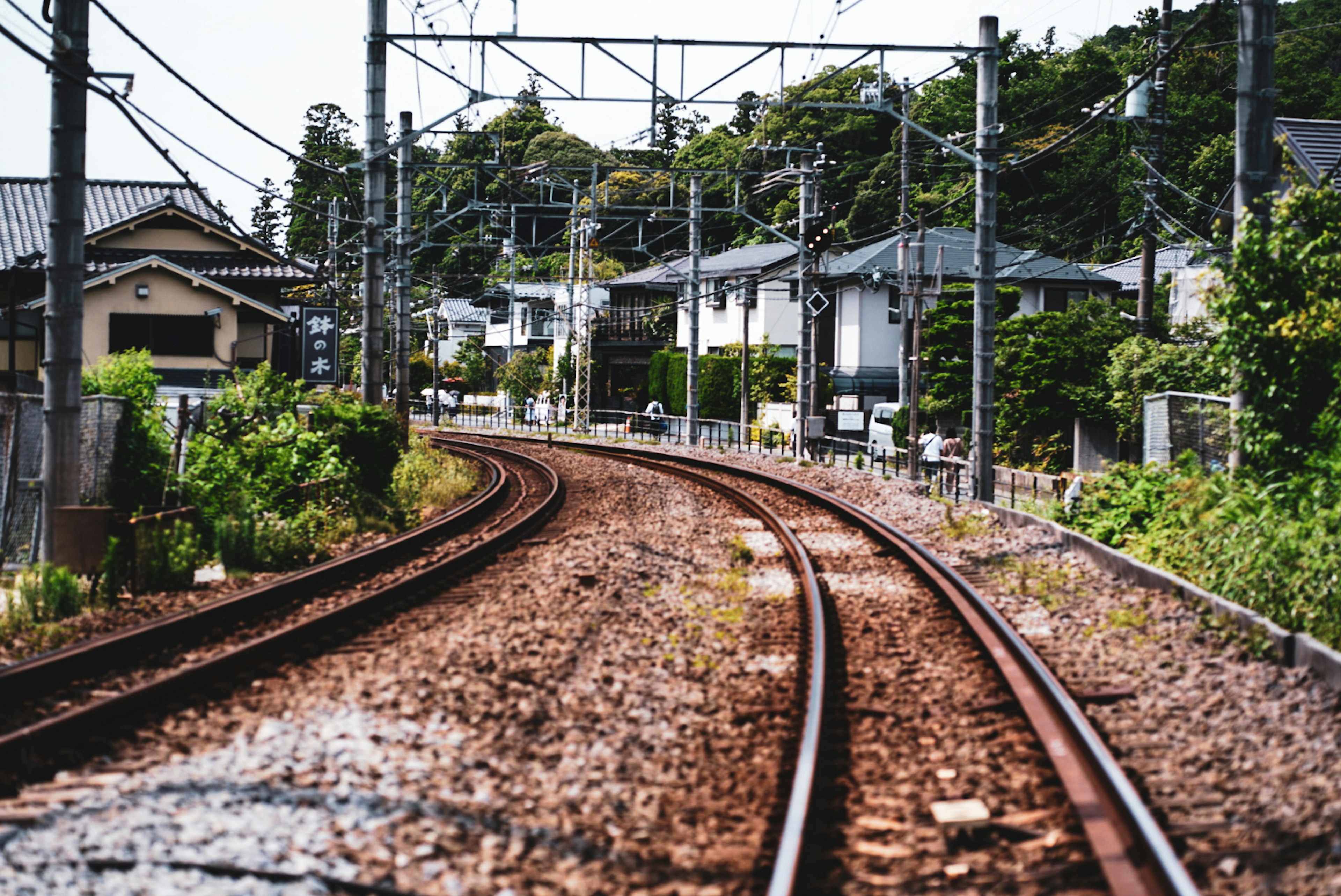 Vías de tren curvas con casas alrededor