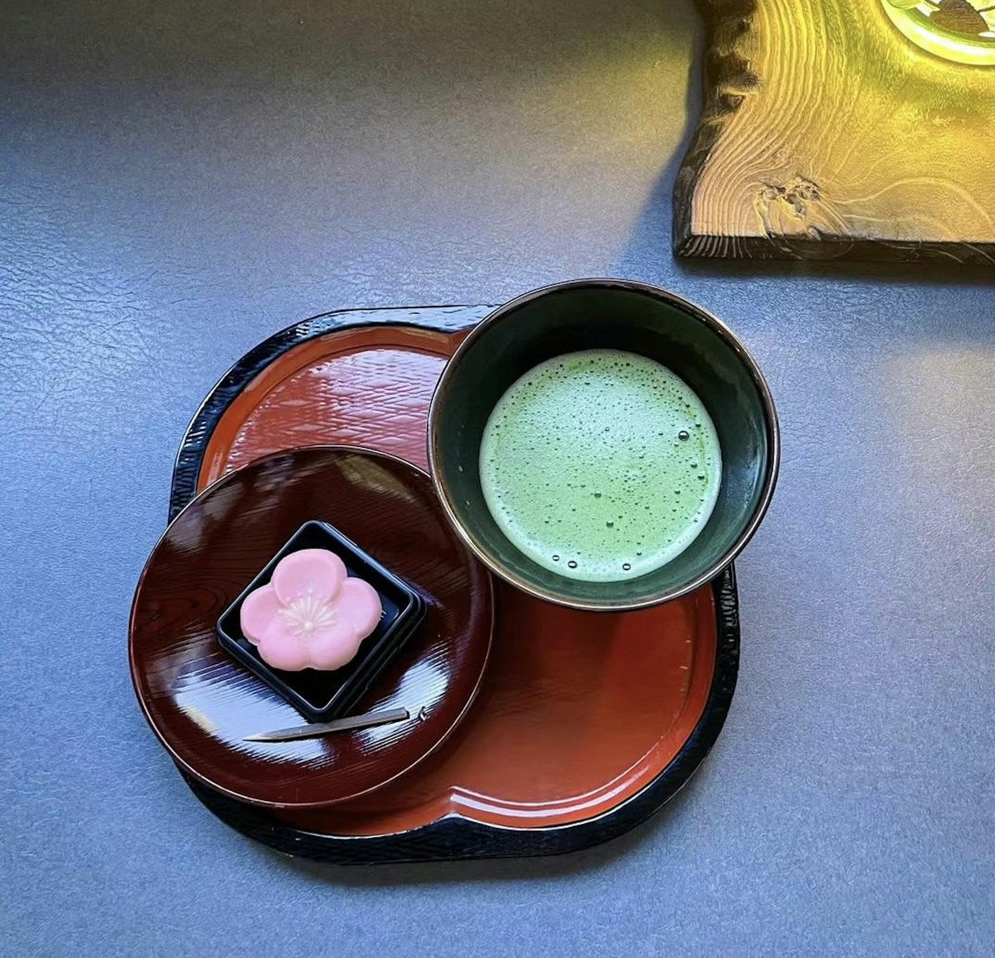 抹茶と和菓子の盛り合わせ 緑色の抹茶とピンクの花の形の和菓子