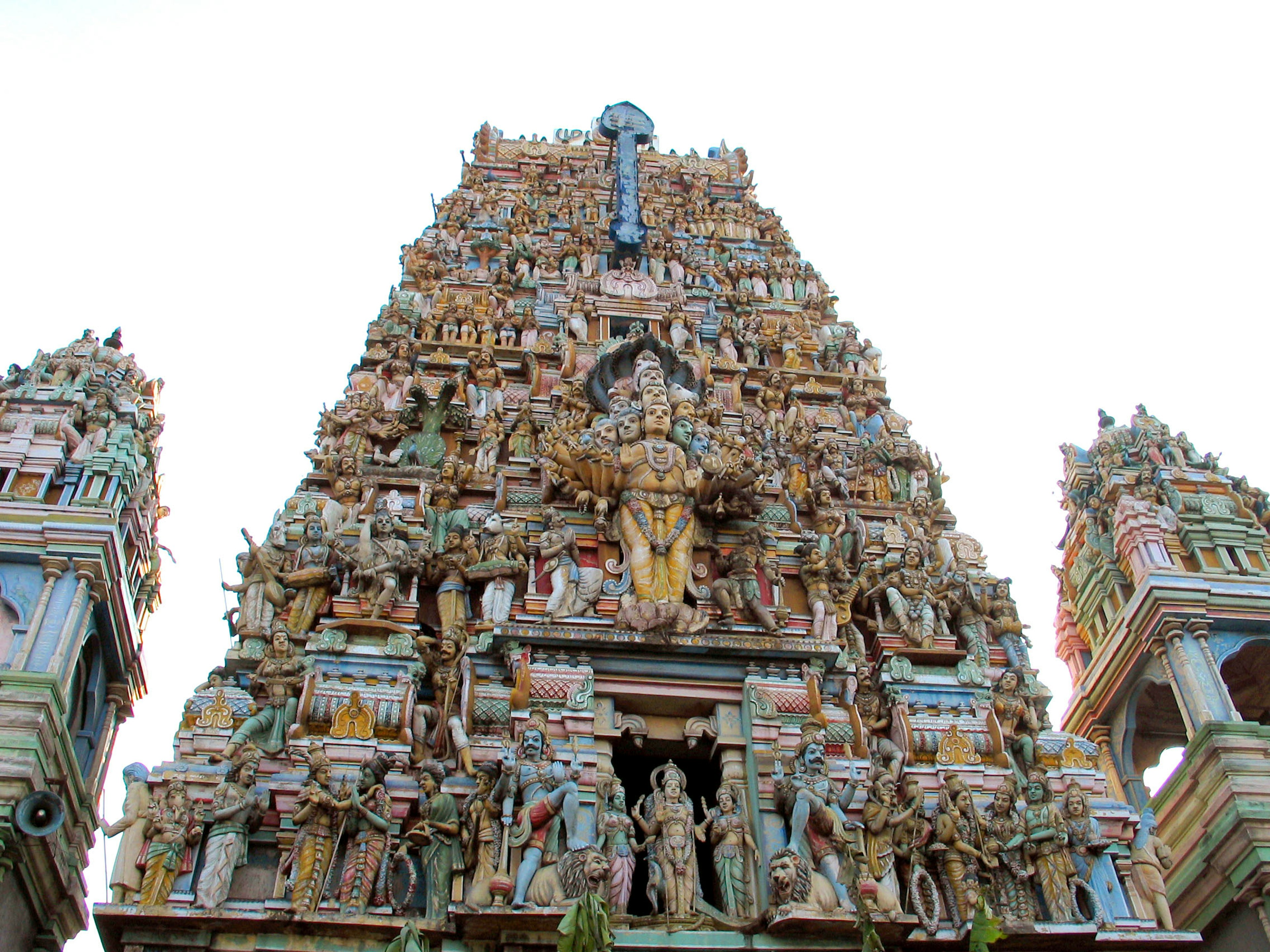 Esculturas coloridas adornan la torre de un templo del sur de la India