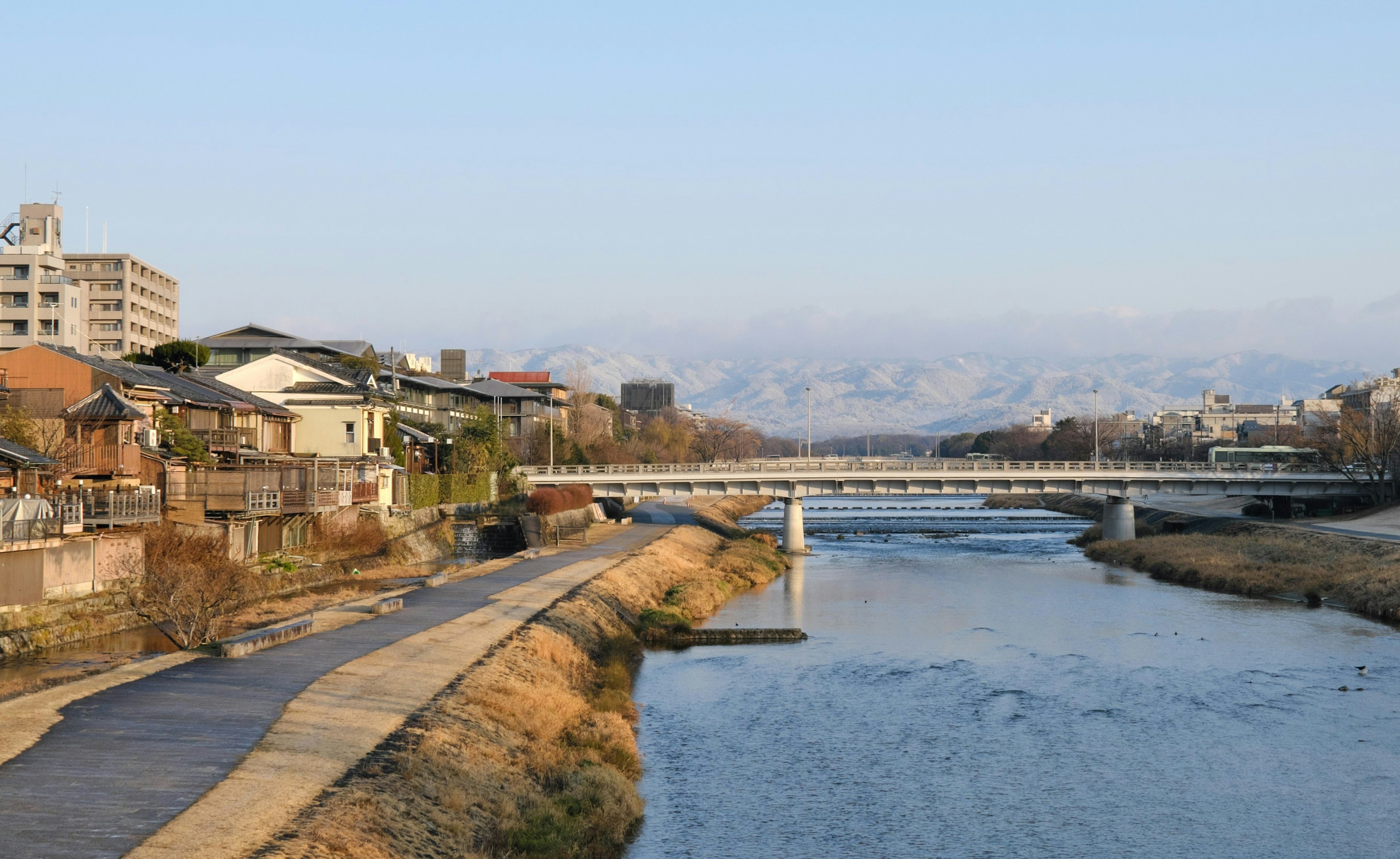 Vue pittoresque d'une rivière et d'un pont avec un quartier résidentiel