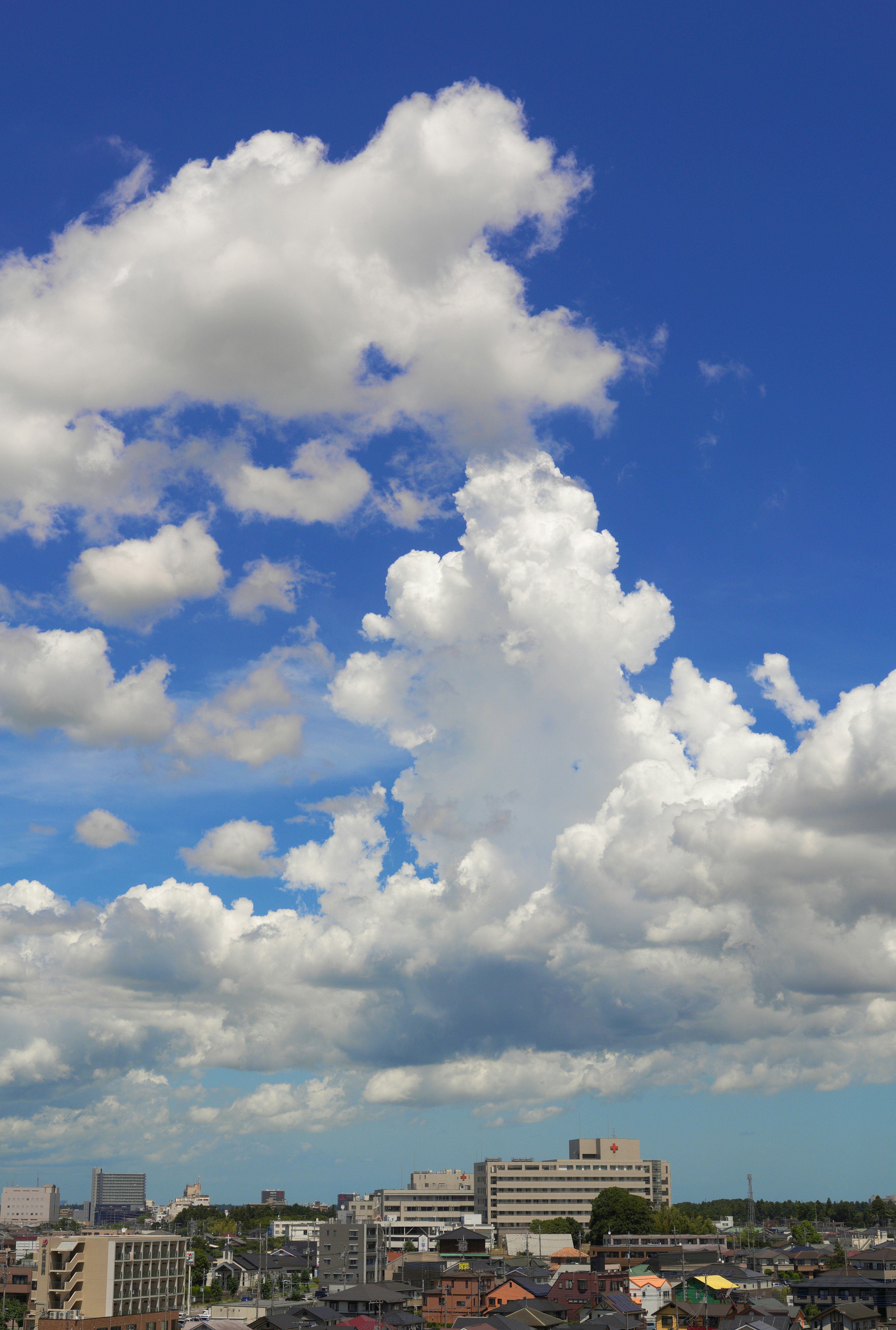 Paysage urbain avec ciel bleu et nuages blancs duveteux