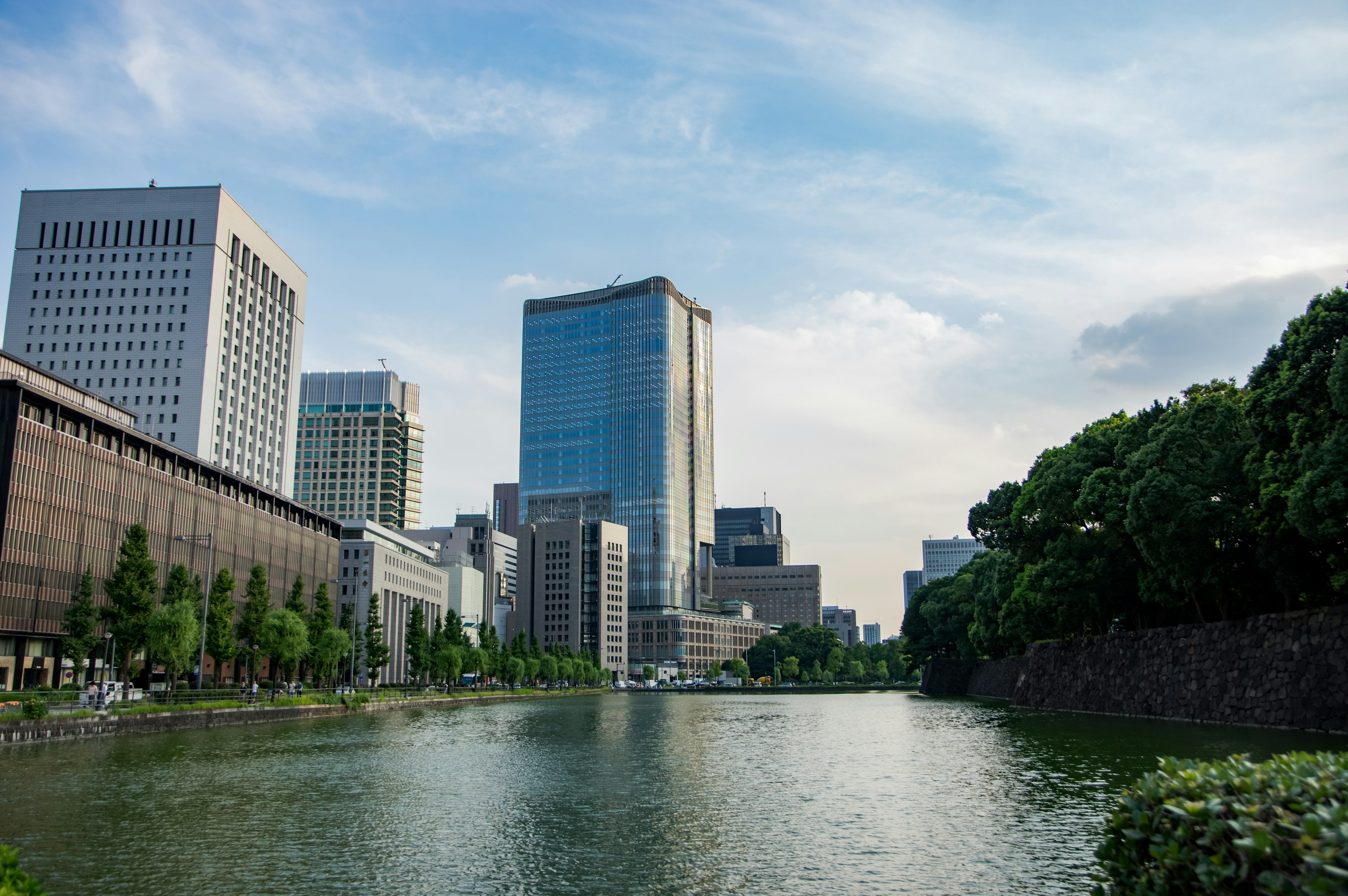 东京天际线与现代建筑和河流