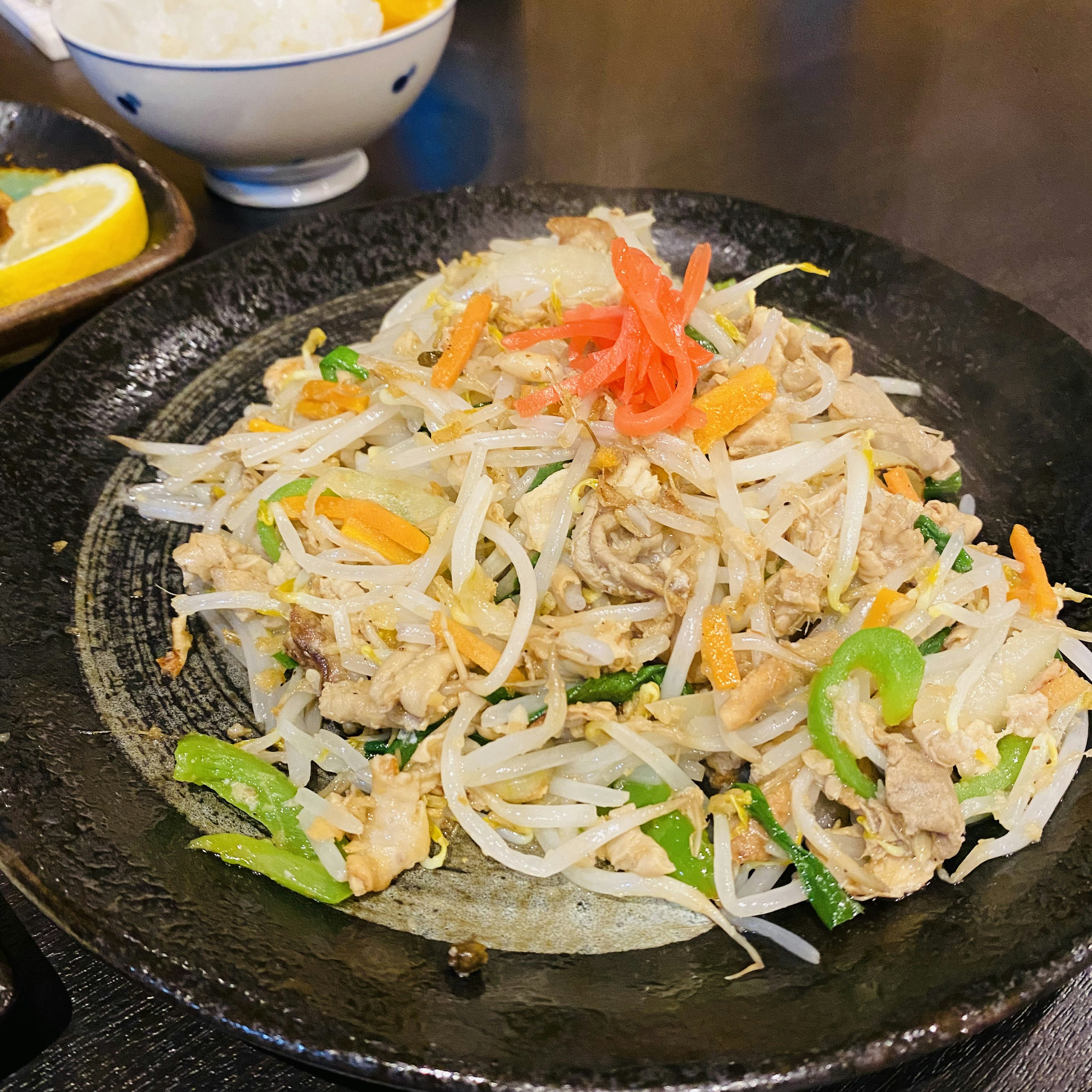 焼きそばの皿に盛られた野菜と肉の料理