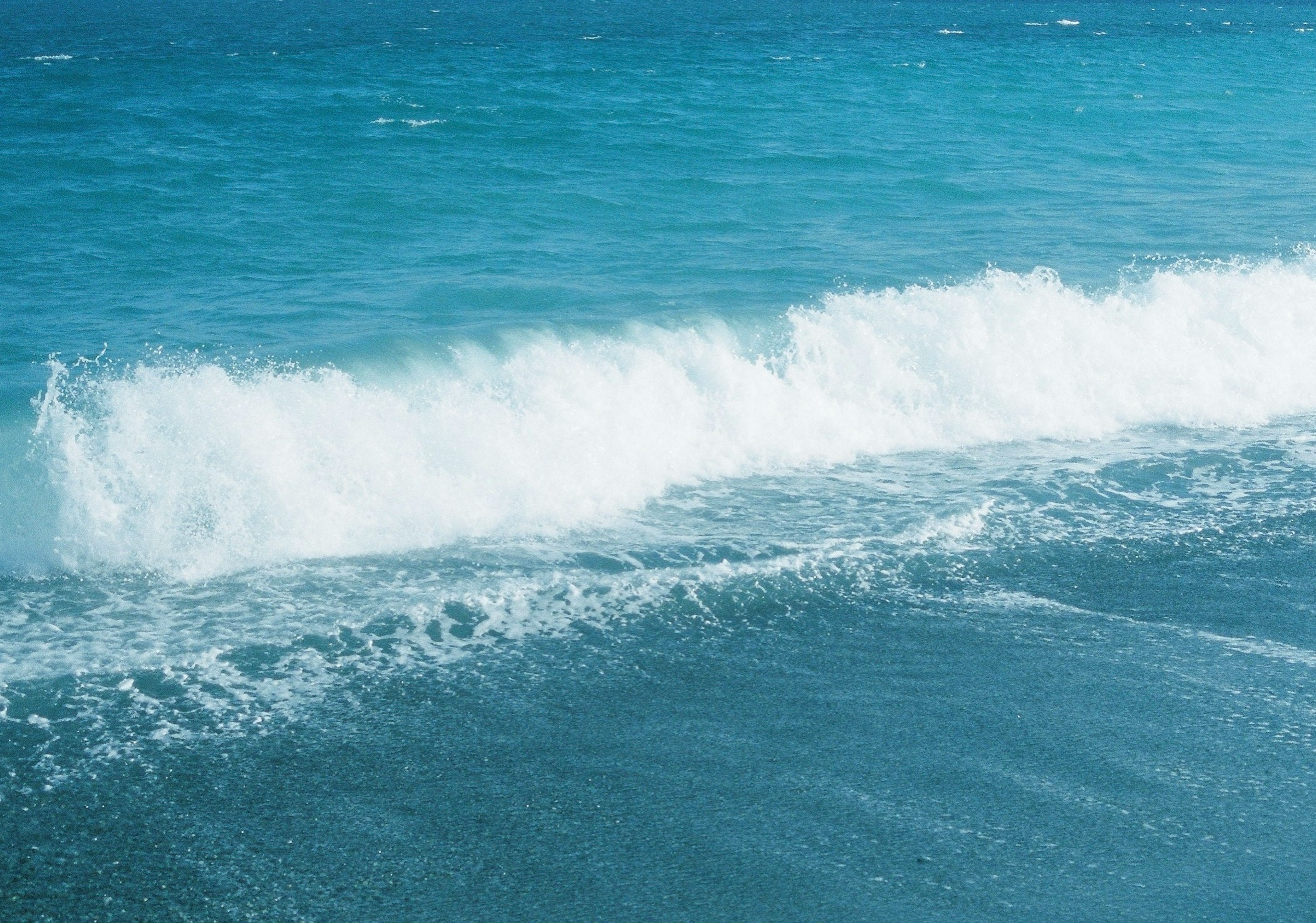 Pemandangan indah laut biru dengan ombak putih