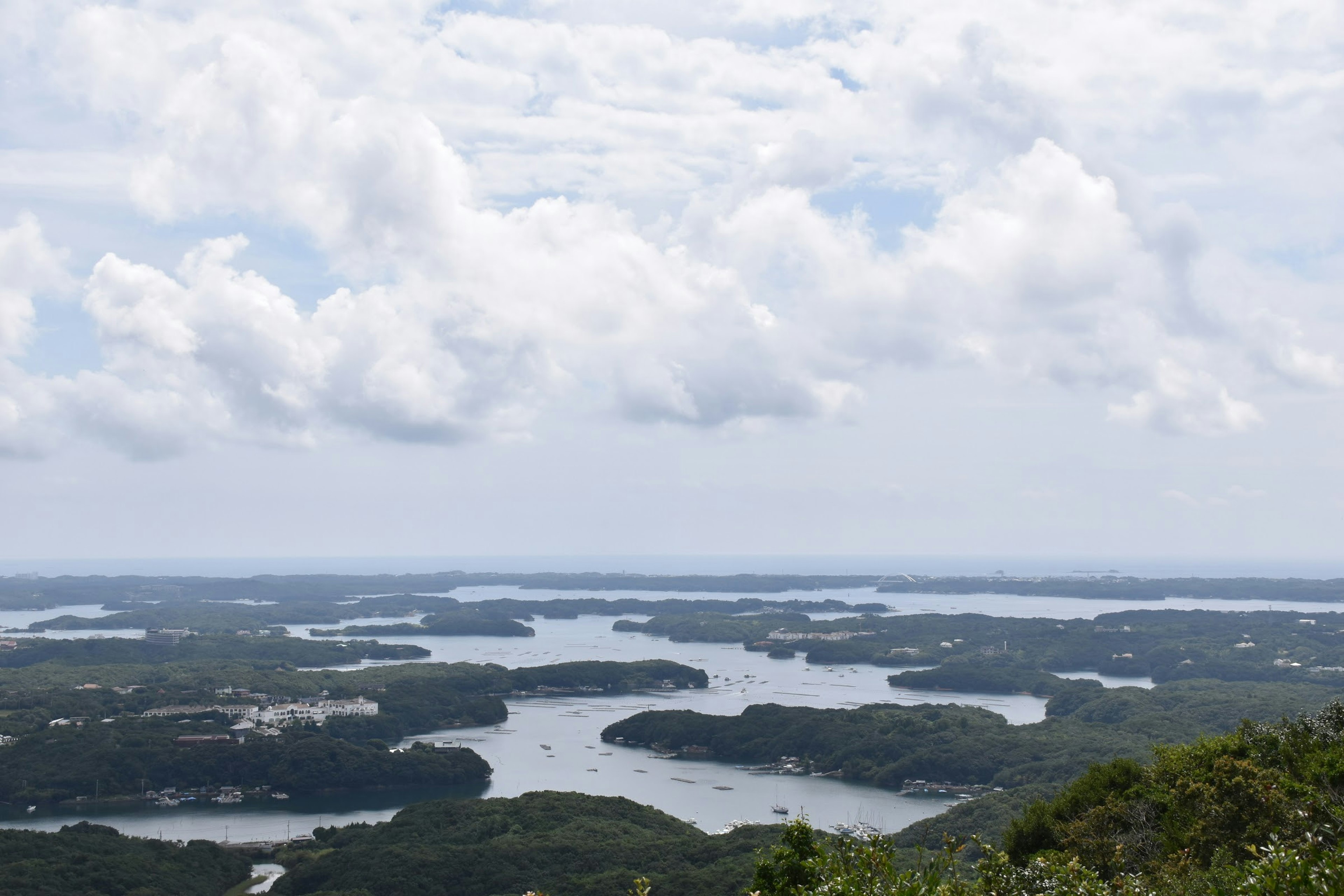 Pemandangan indah pulau hijau dan danau di bawah langit mendung