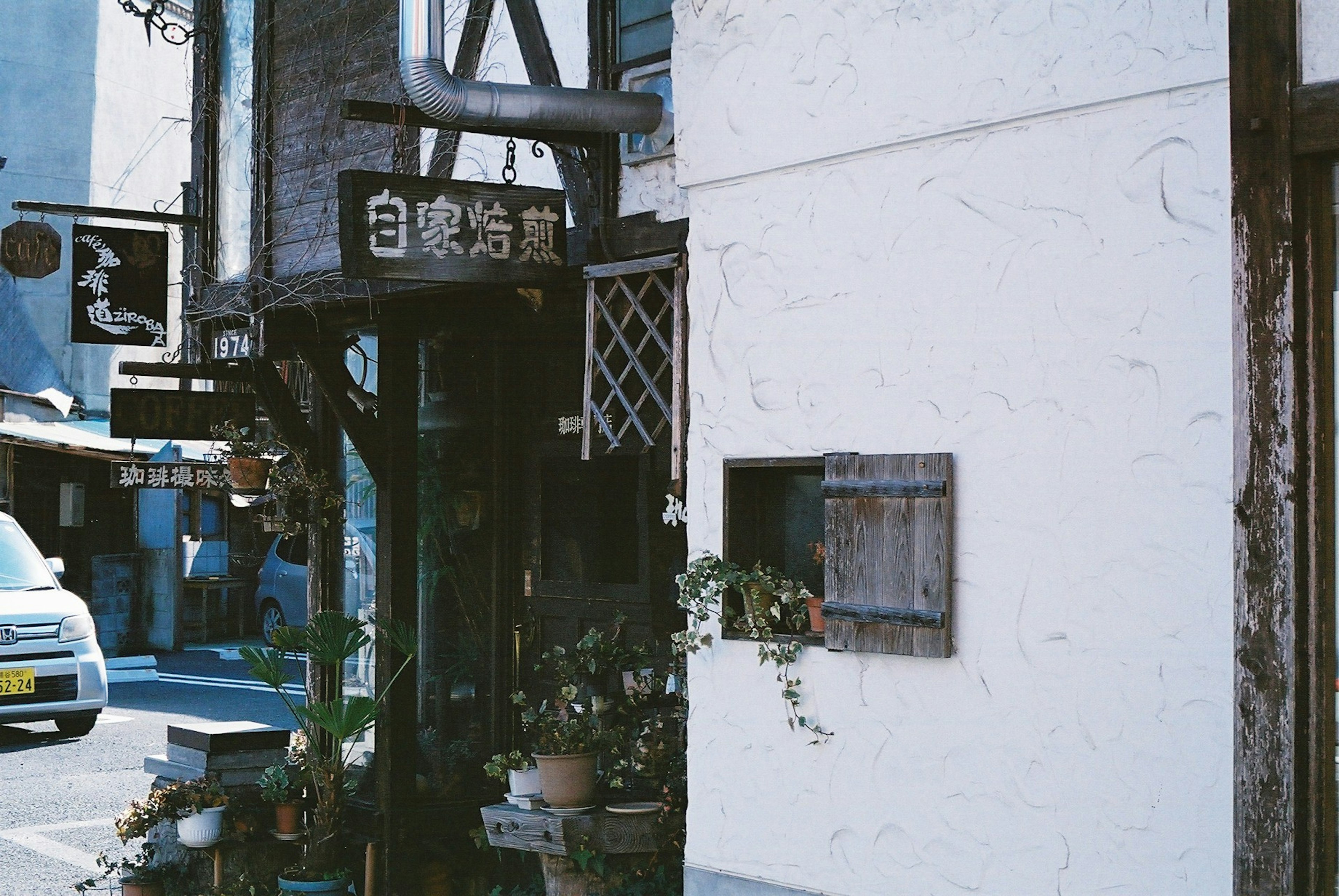 白い壁の建物と看板が見える街角の風景