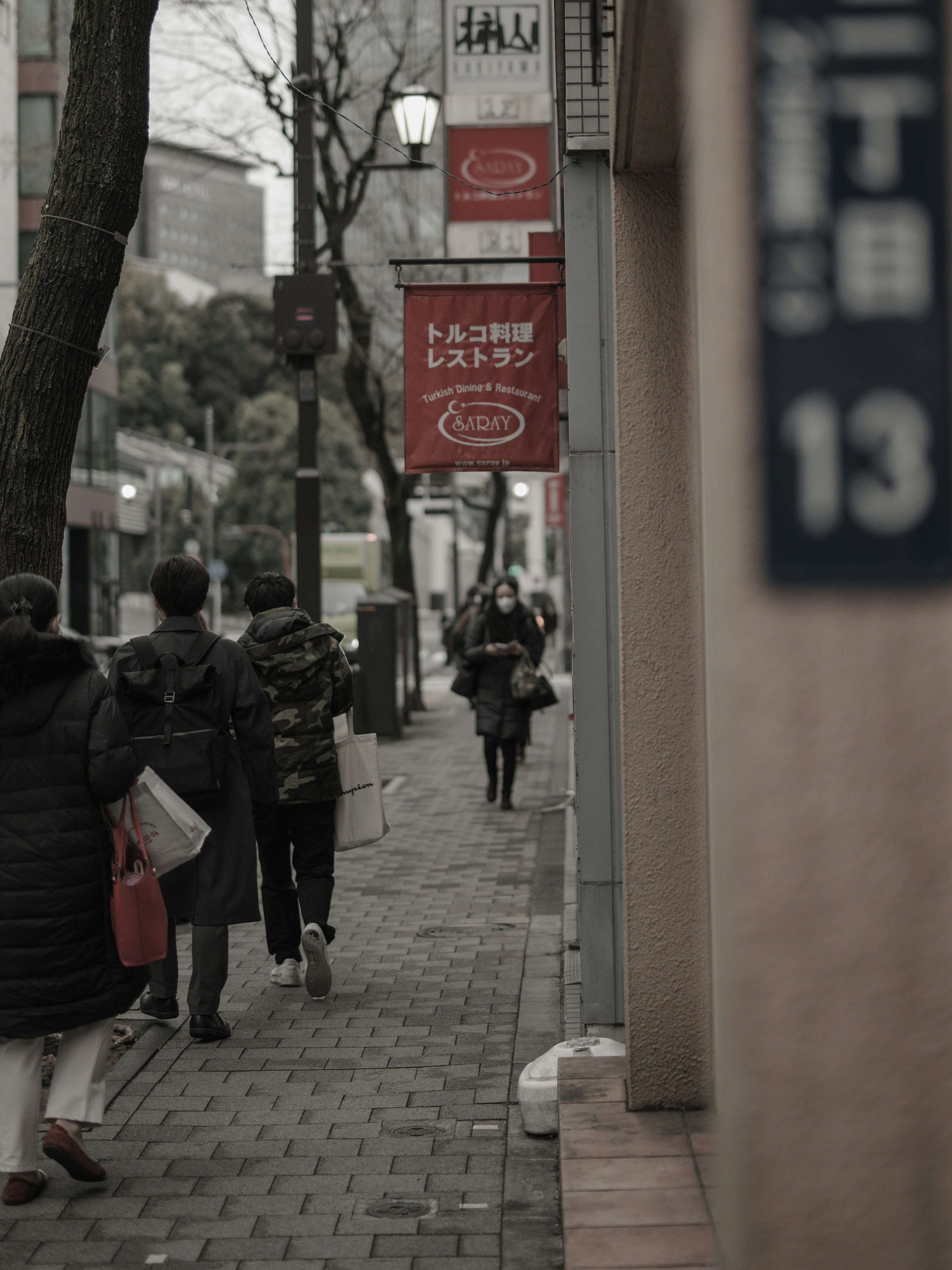 Escena callejera con peatones y carteles