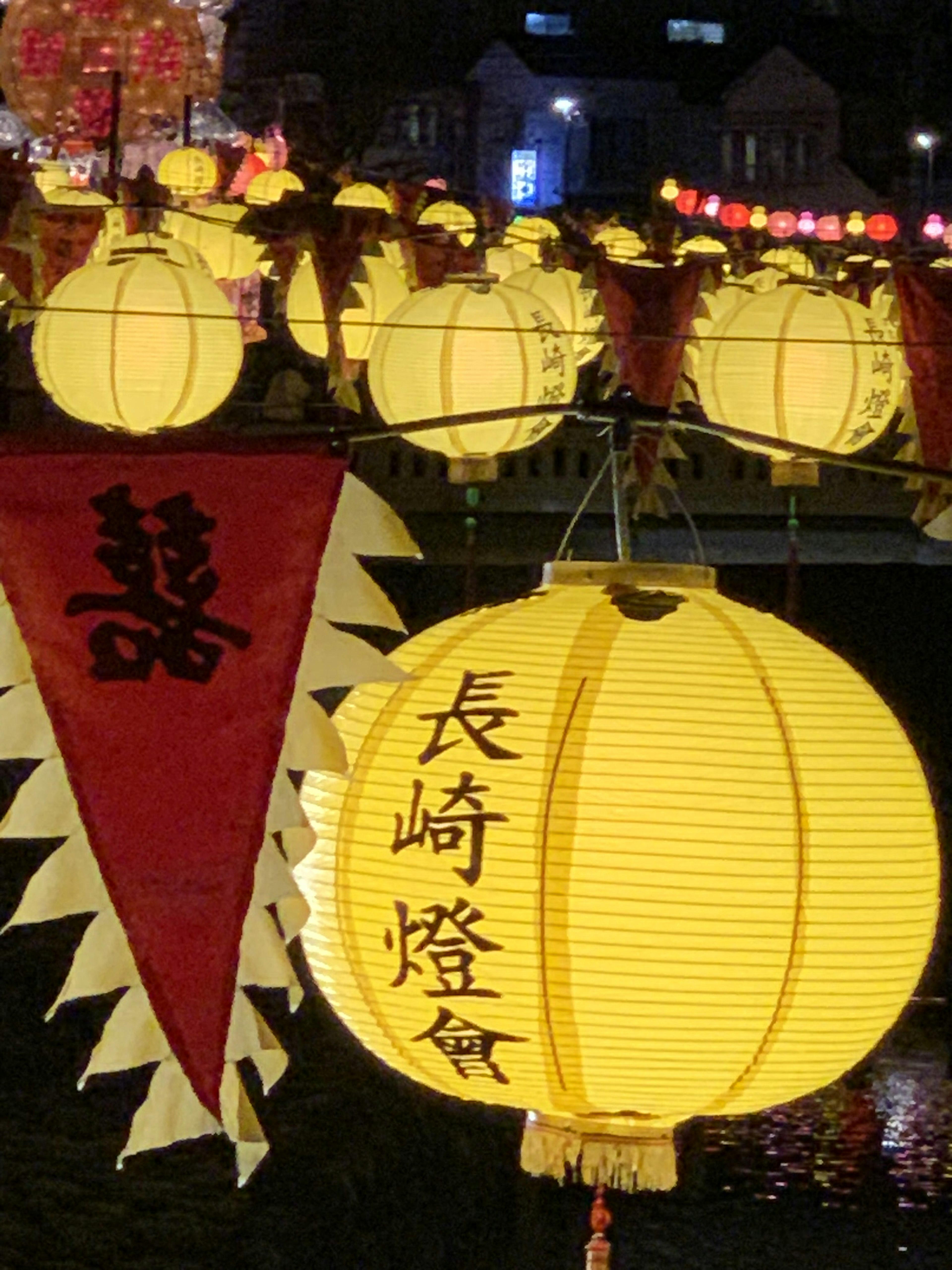 Escena nocturna de Nagasaki con faroles decorativos y banderas