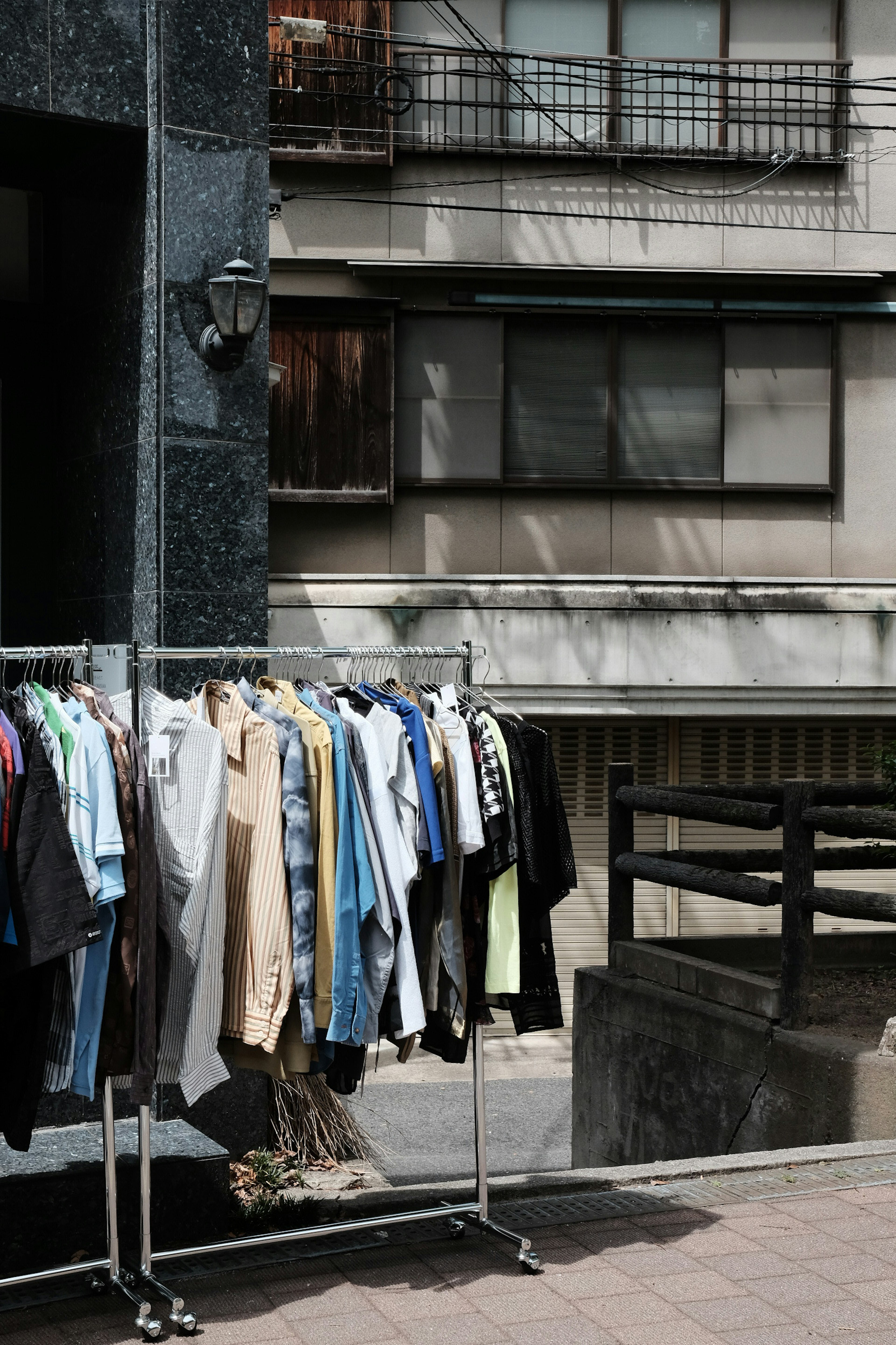 Ropa colgada en un tendedero en un entorno urbano con edificios al fondo