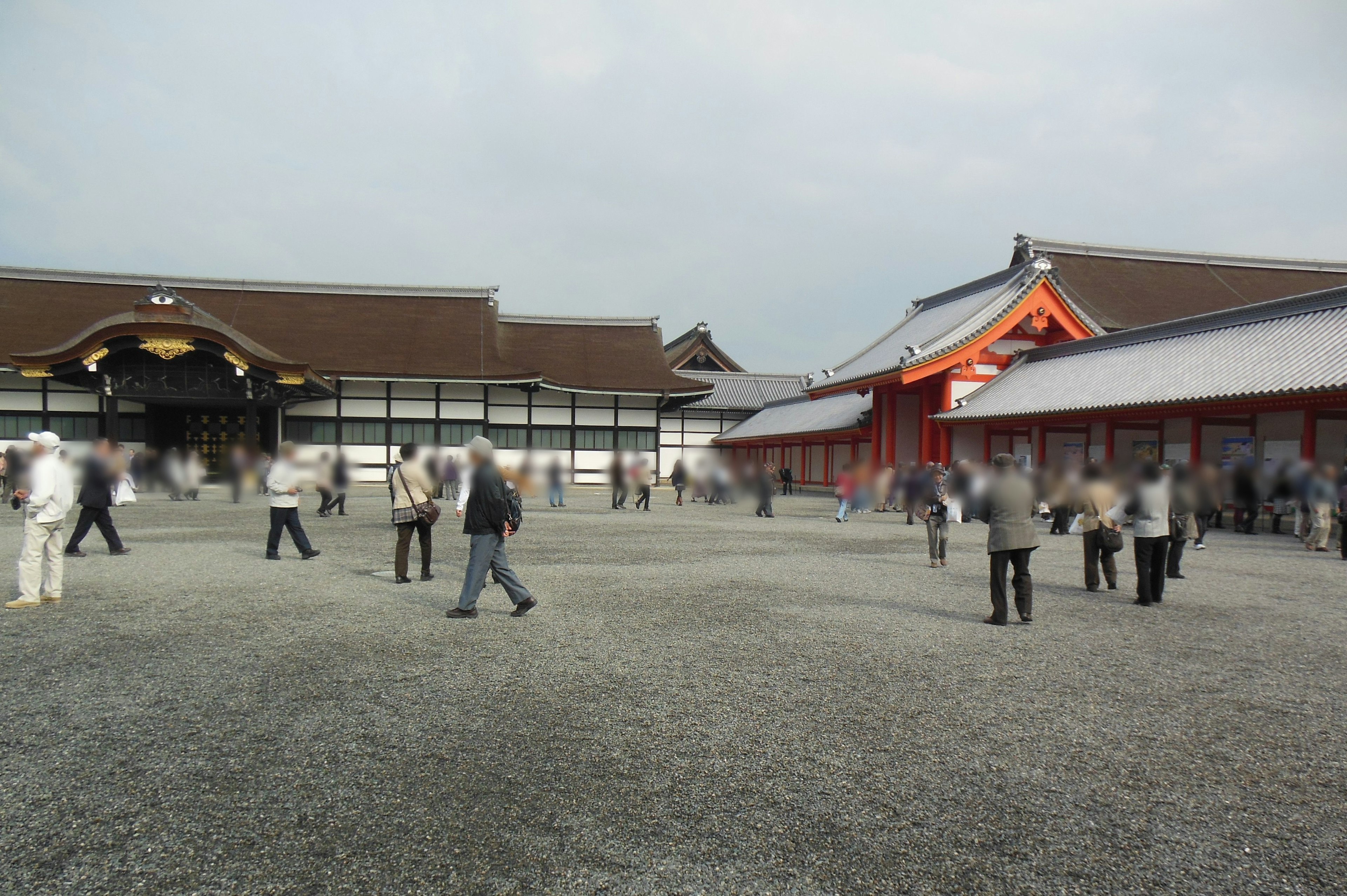 Historische Gebäude in Kyoto mit Besuchern im Innenhof