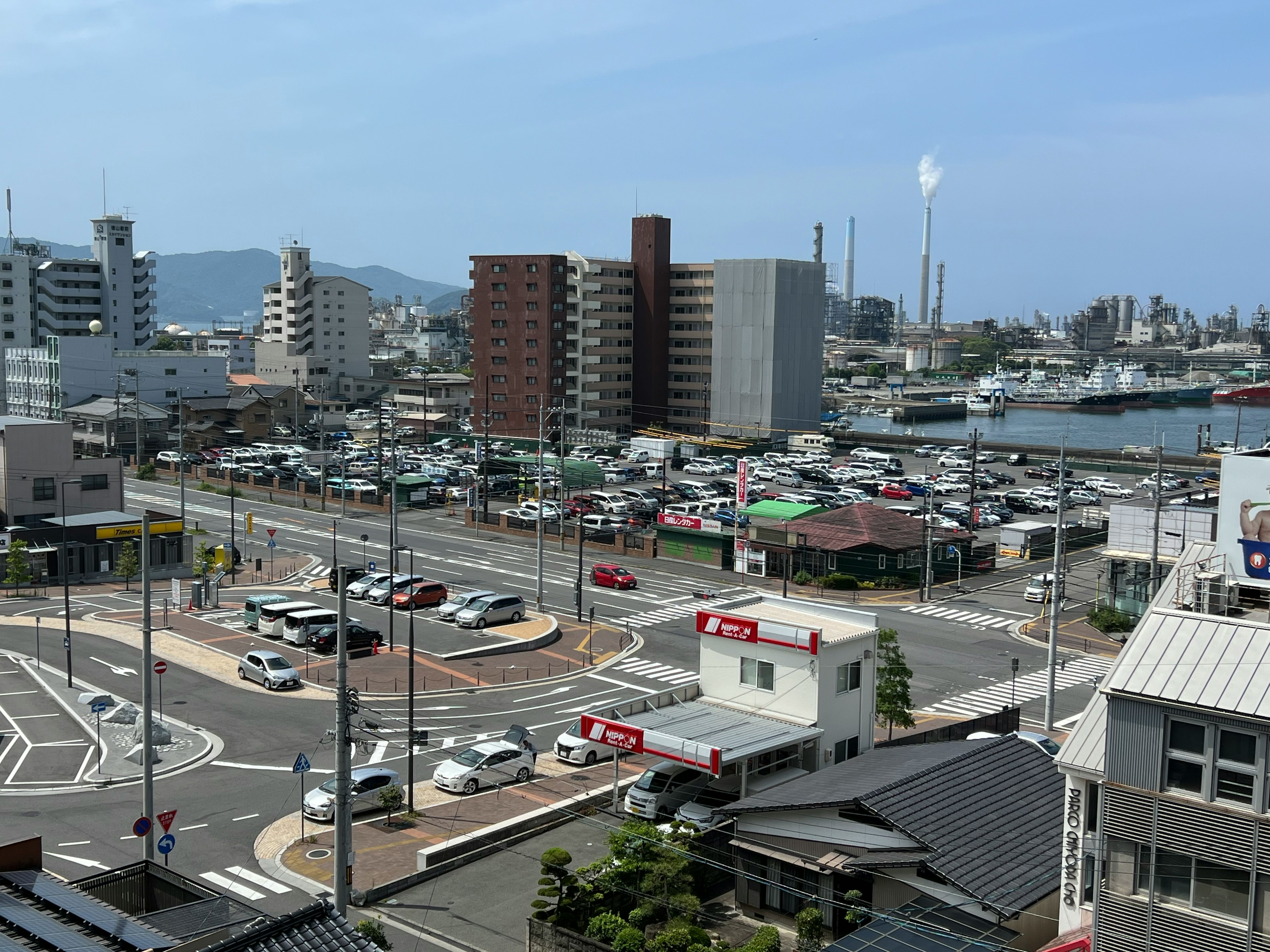 都市の風景 駐車場とビル群 港の近く