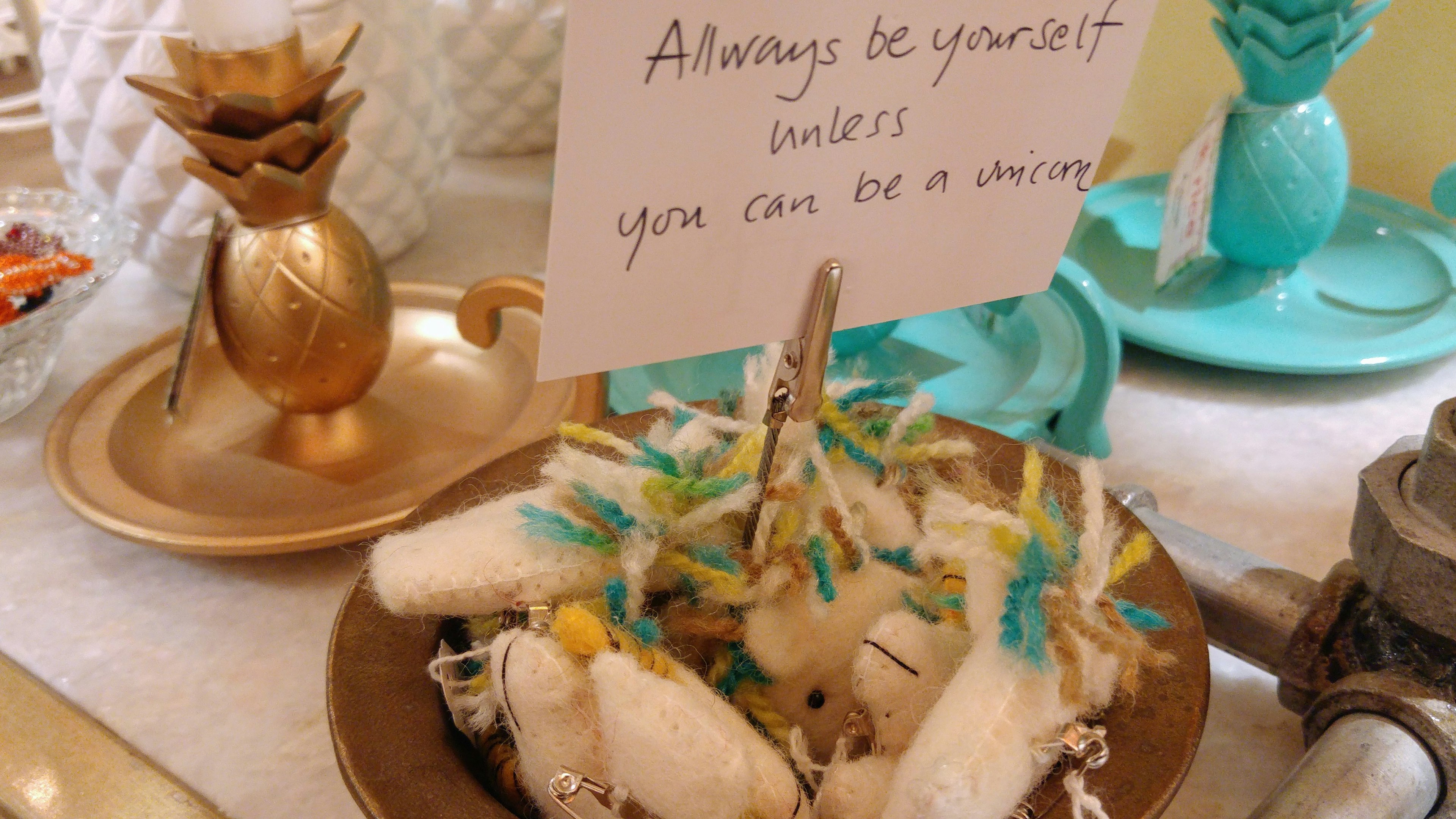 Une assiette décorative avec une carte de message fantaisiste et des embellissements colorés