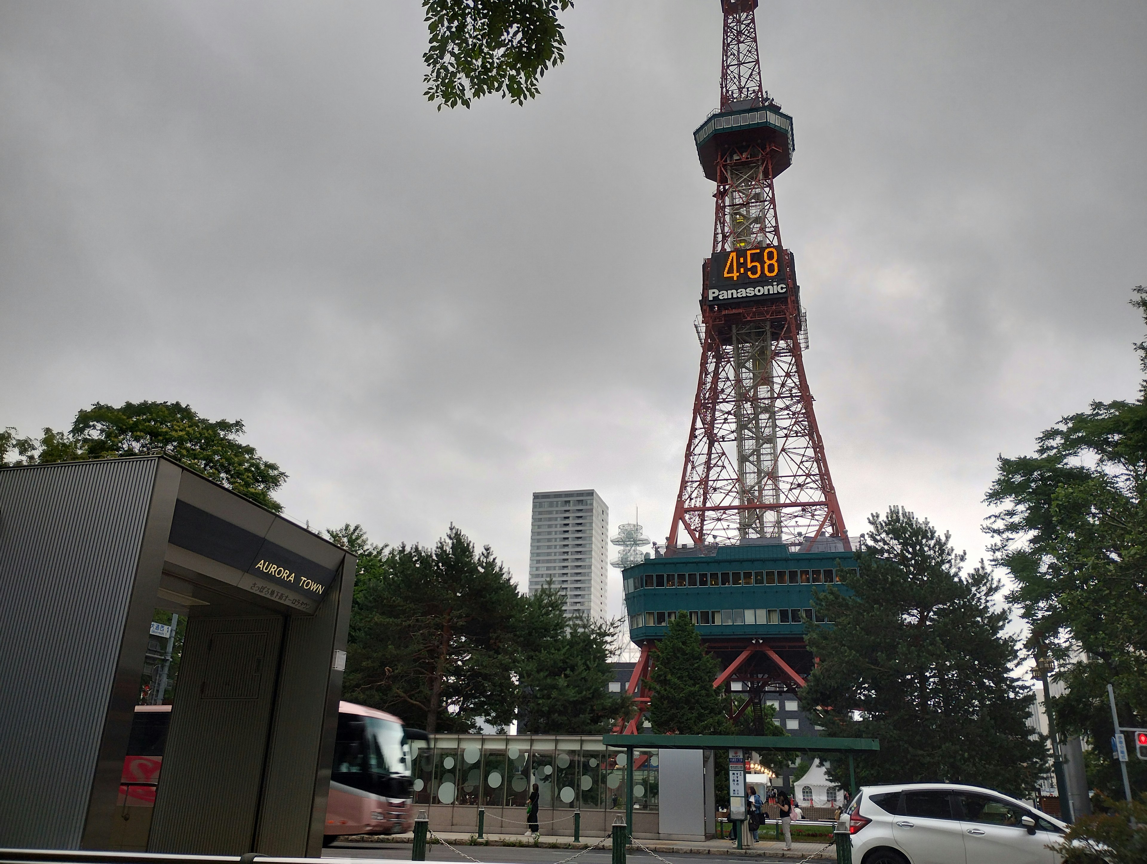 Menara televisi dekat Taman Odori dengan langit mendung