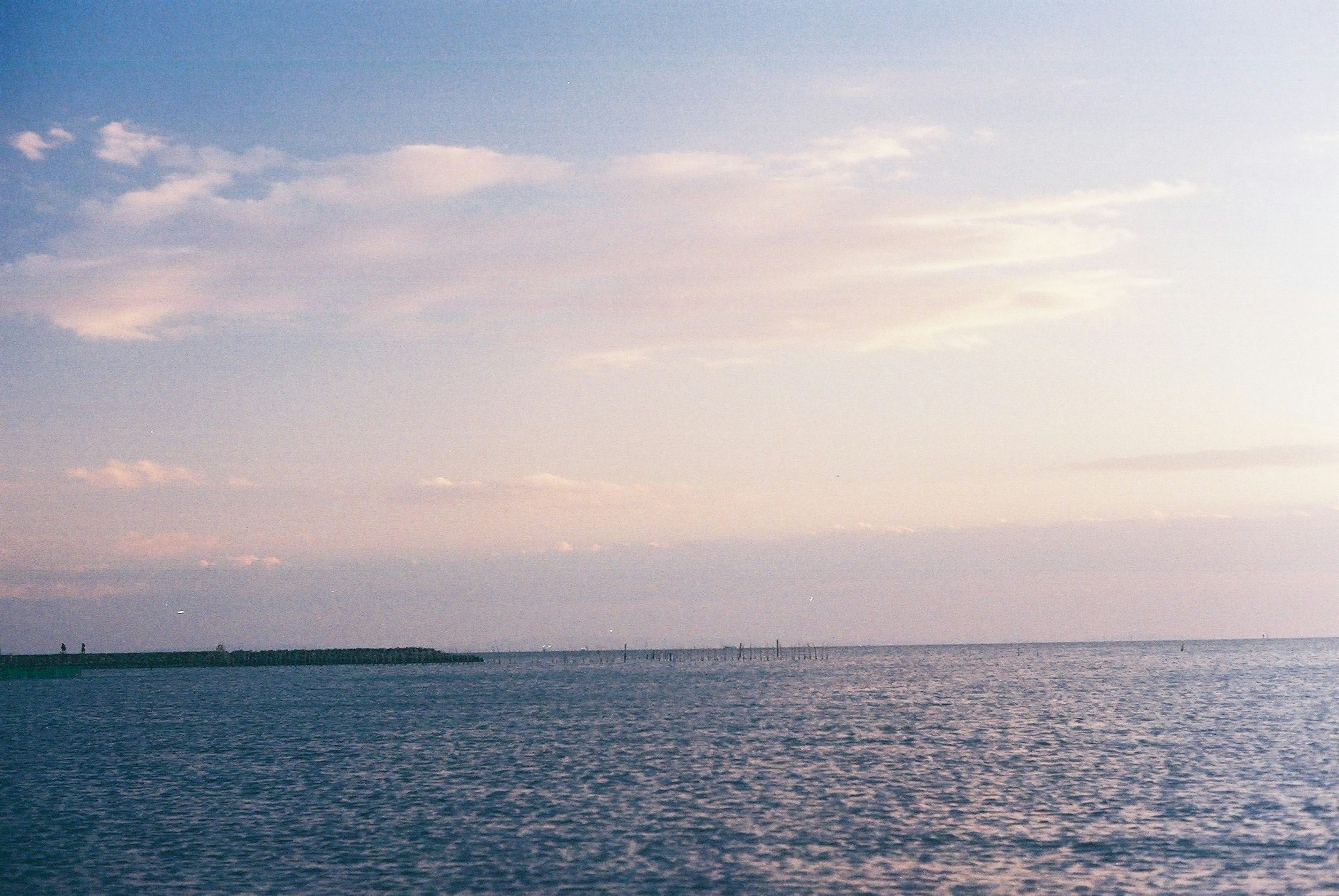 Paysage paisible du soir avec une mer bleue et des nuages doux